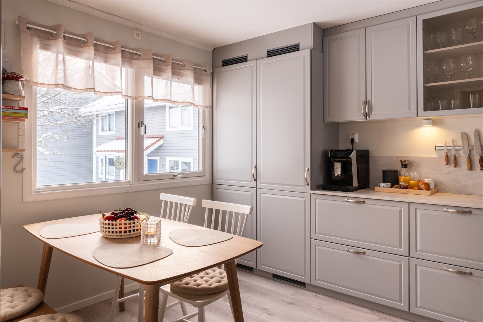 Kjøkkenet har god plass til spisebord, perfekt til hverdagen. Galleribilde