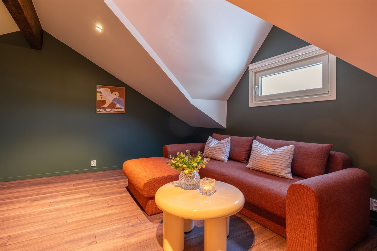 I boligens 3. etasje er det innredet en hyggelig loftstue som egner seg godt som TV-stue, ungdomsavdeling eller kontor (ikke godkjent for varig opphold). Galleribilde