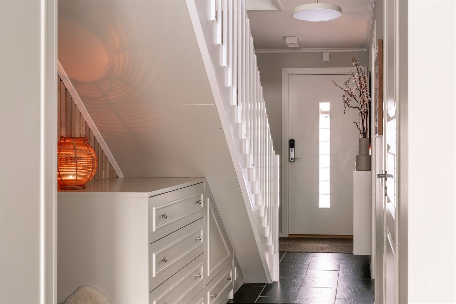 Plassbygget garderobeløsning under trappen gir god oppbevaringsplass og utnytter arealet på en effektiv måte. Galleribilde