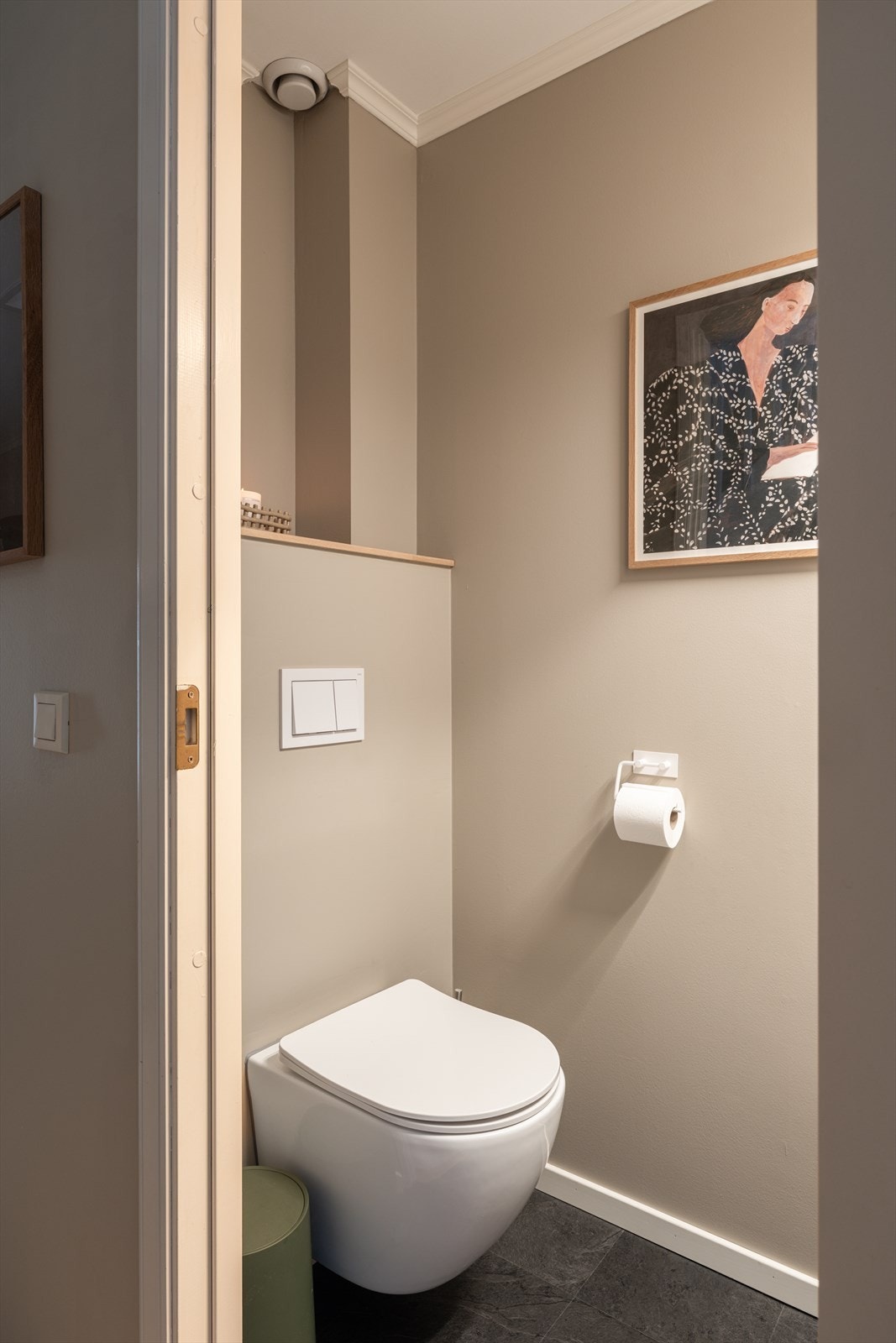 Rommet har vinylplater på gulv, samt malte vegger og malt himling. Det er et vegghengt servantskap og toalett med innebygd sisterne. Galleribilde