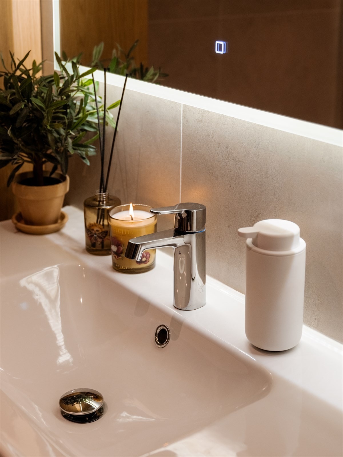 Varmekabler i gulv, nedsenket himling med downlights og rørfordelerskap er montert på badet. Galleribilde