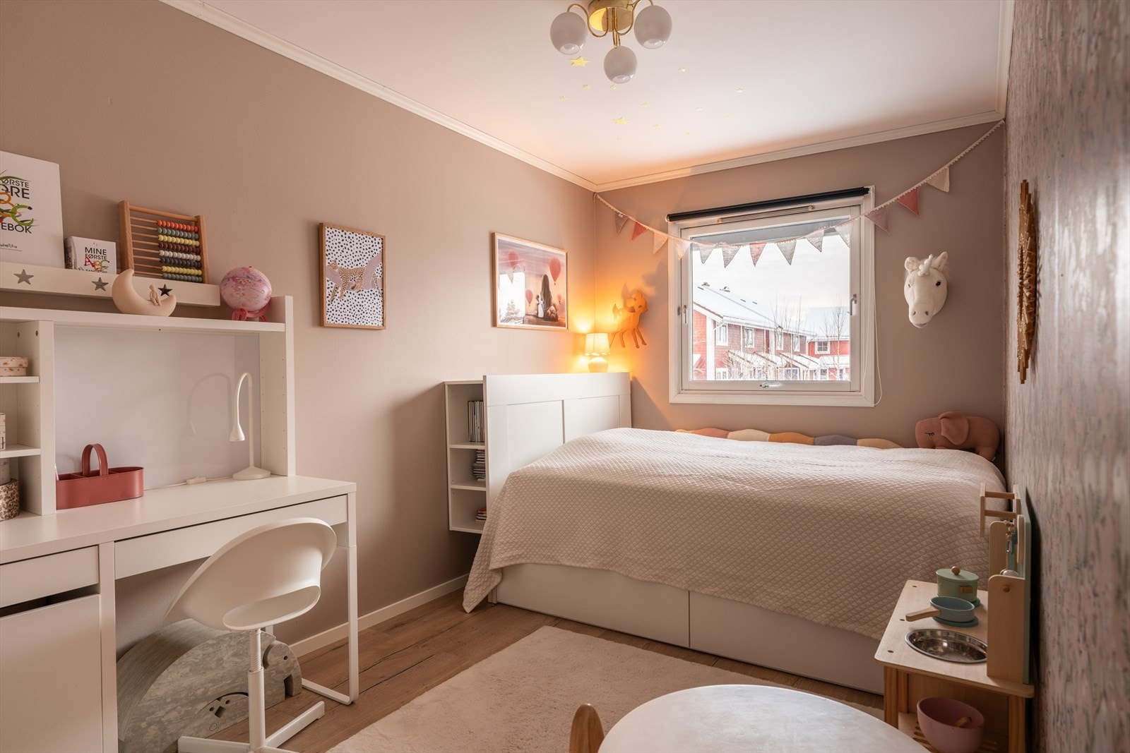 Rommene har gode vindusflater som slipper inn naturlig lys og gir fleksible møbleringsmuligheter tilpasset både barne-, gjeste- og hovedsoverom. Galleribilde