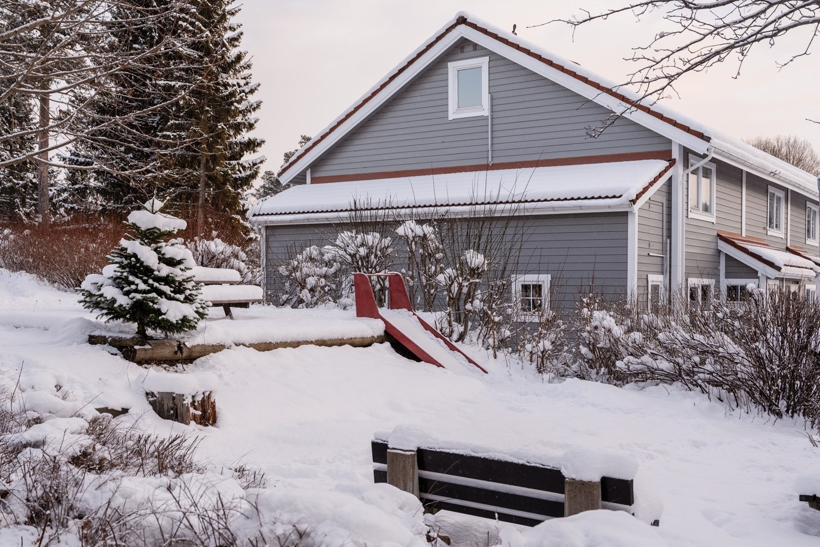 Beboerne på feltet har tilgang til Huseierforeningens fellesområder. Fellesområdene består av asfalterte internveier, grøntområder lekeplasser og parkering. Galleribilde