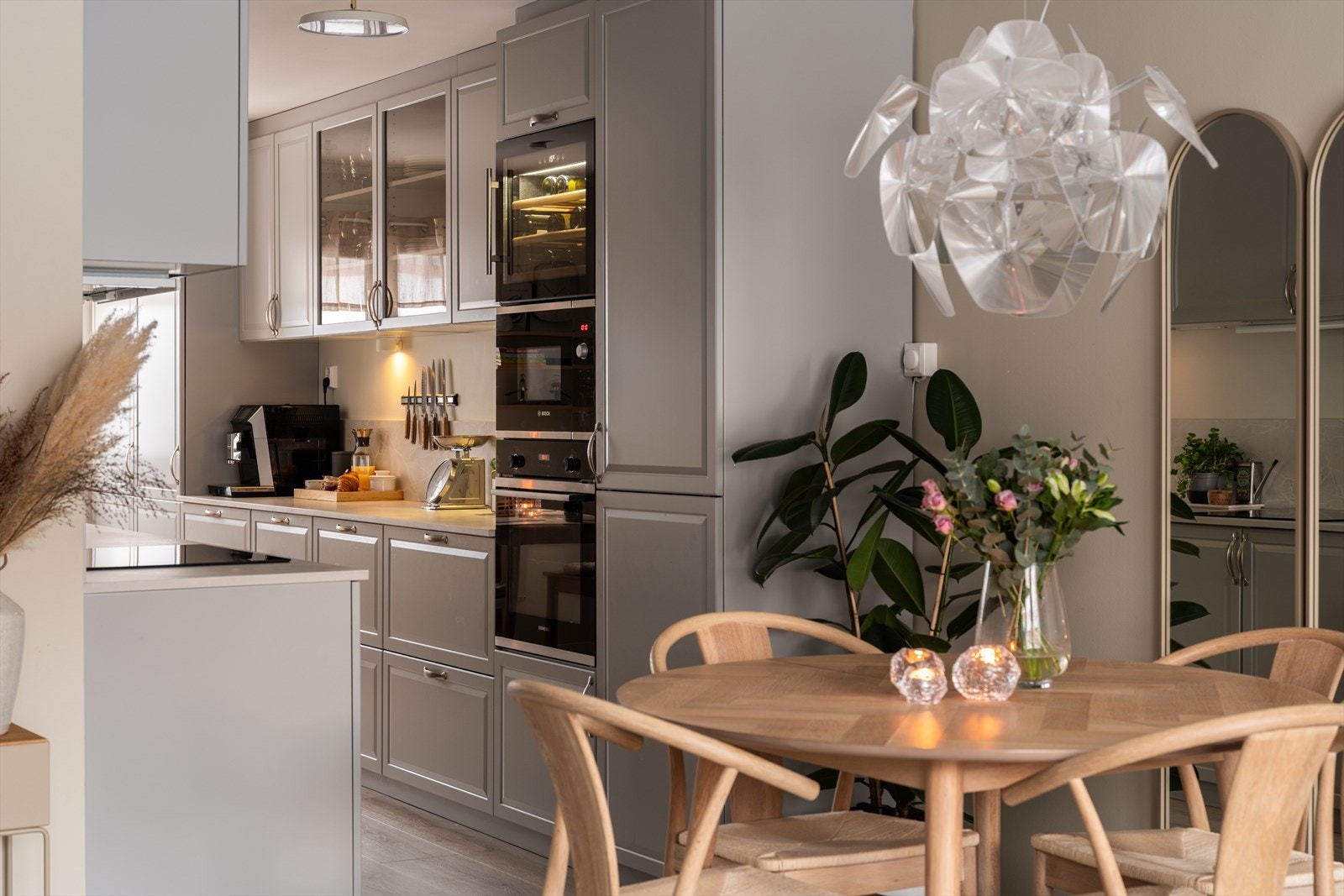 Delikat og gjennomført kjøkken fra 2022 med profilerte fronter og tidløst uttrykk. Galleribilde