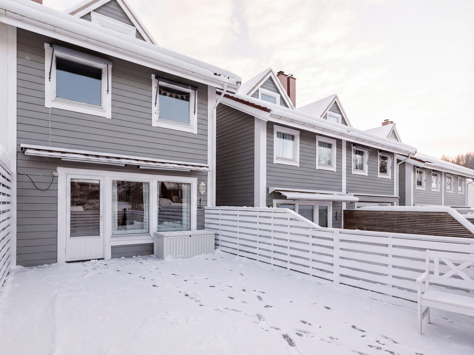 Boligen ligger i et fredelig og svært barnevennlig boligområde på attraktive Vardåsen i Asker. Galleribilde