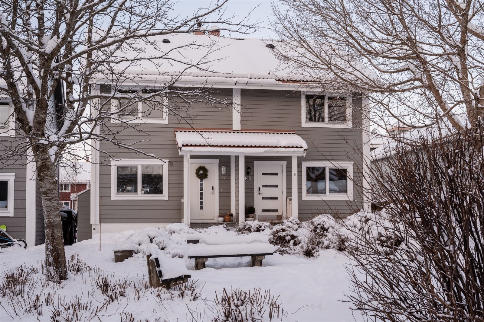 Lys tomannsbolig i barnevennlige omgivelser med 3 soverom, moderne standard, garasje m/lader. Ved skole og buss. Galleribilde