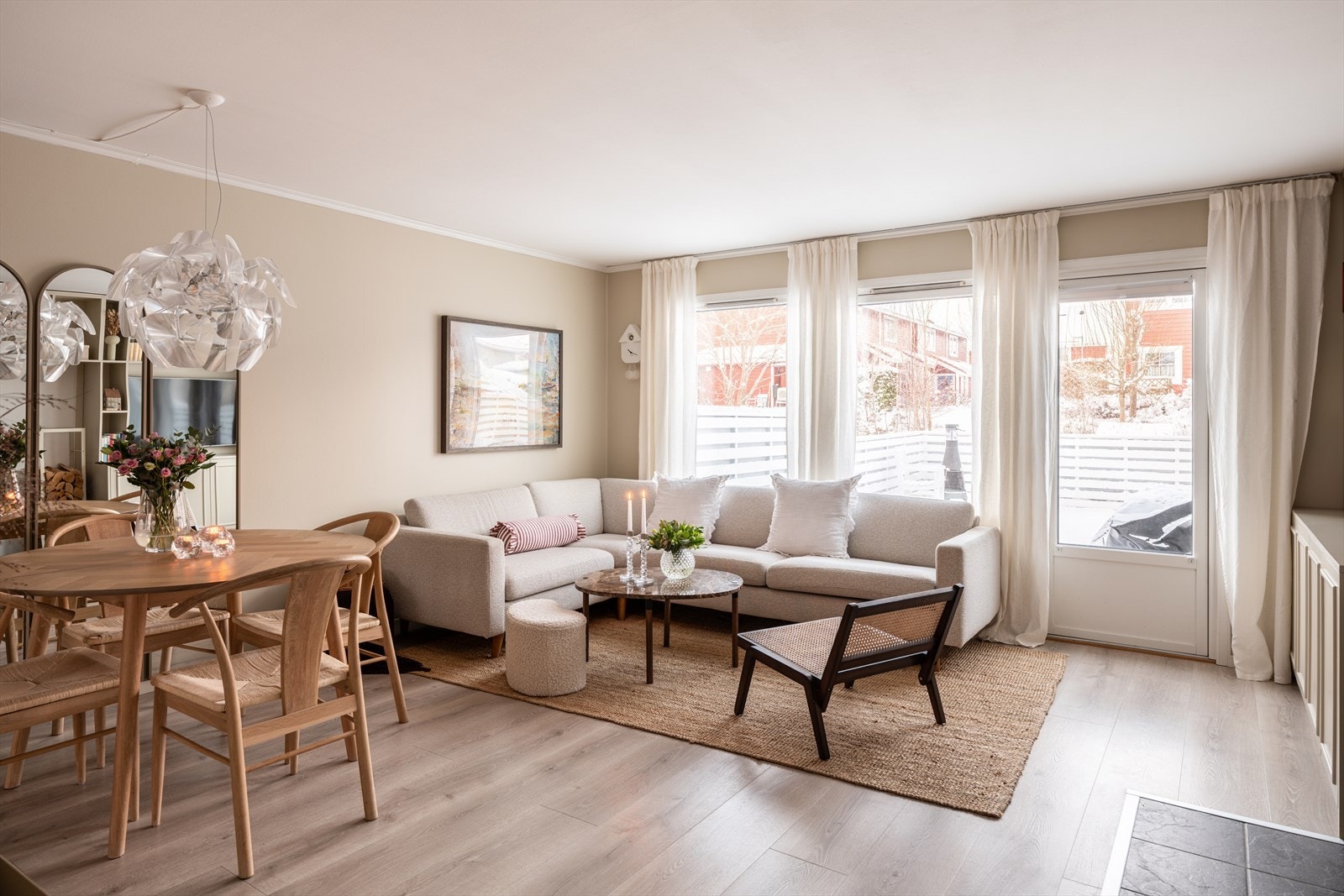 Romslig og innbydende stue- og spisestue i åpen løsning mot kjøkkenet, med en gjennomgående god planløsning som gir fine soner for både sofa- og spiseplass. Galleribilde