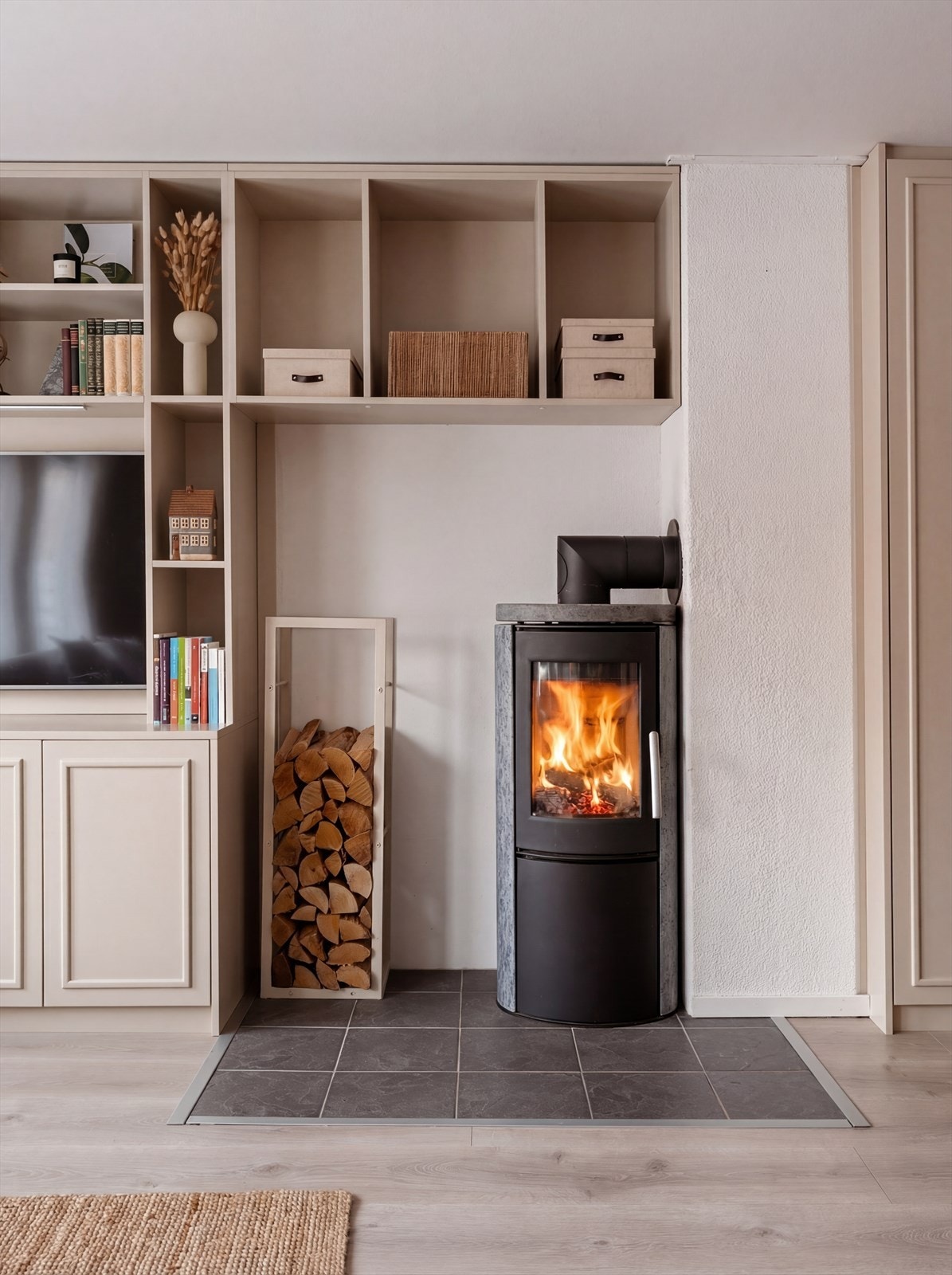 Stuen er utstyrt med vedovn som gir både lun varme og et naturlig samlingspunkt i rommet. Galleribilde