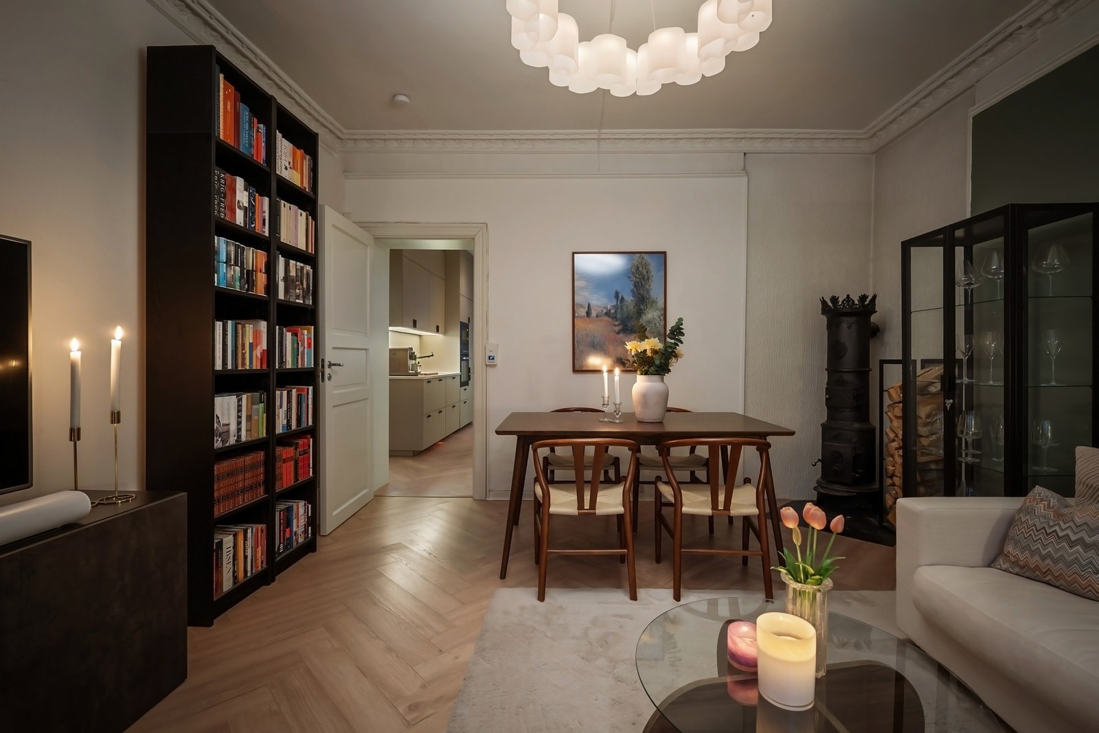 Stuen har god plass til både sofagruppe, stort spisebord og øvrig møblement. Galleribilde