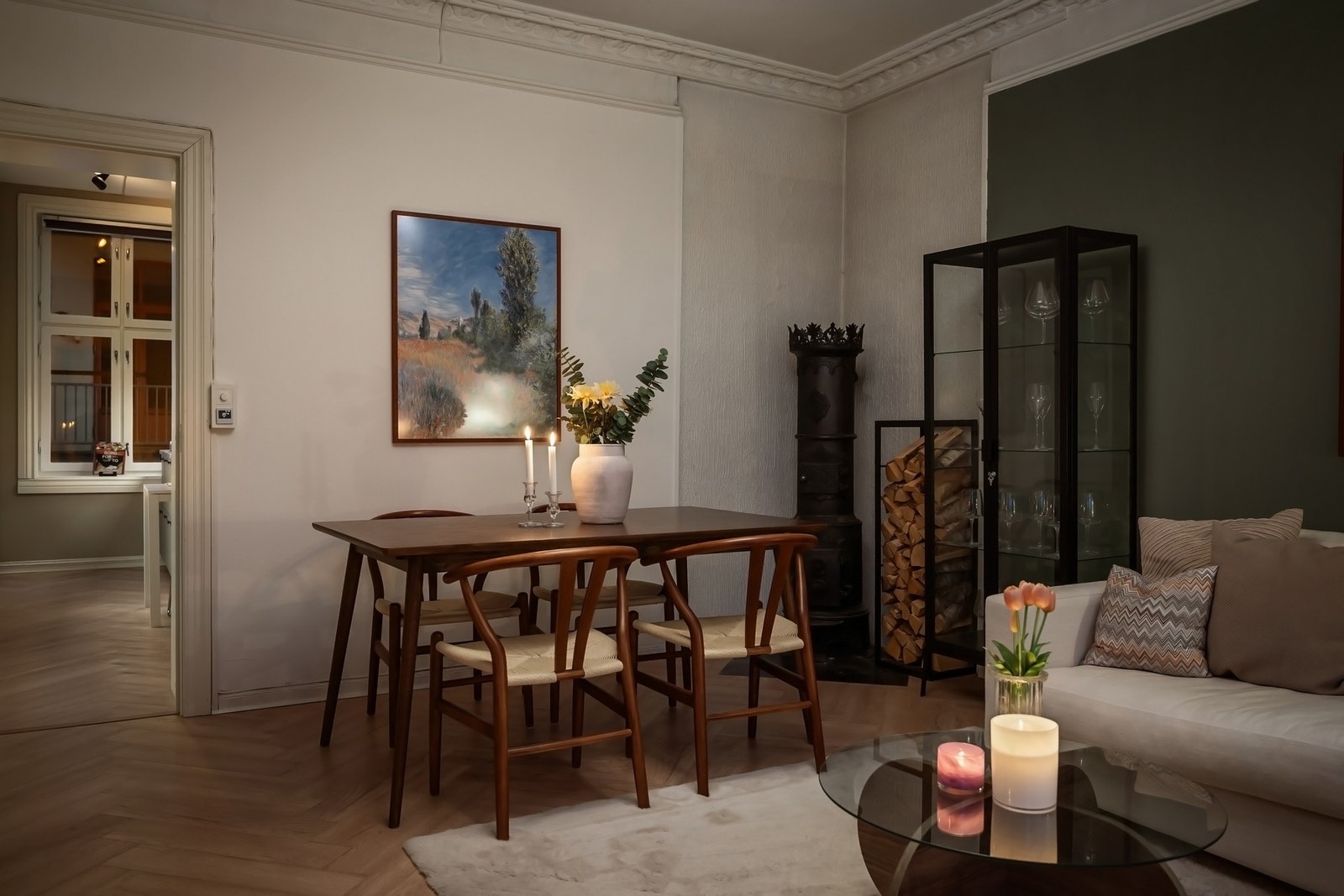 Nytt fiskebensgulv med varmefolie i stue, gang og kjøkken fra oktober 2023. Galleribilde