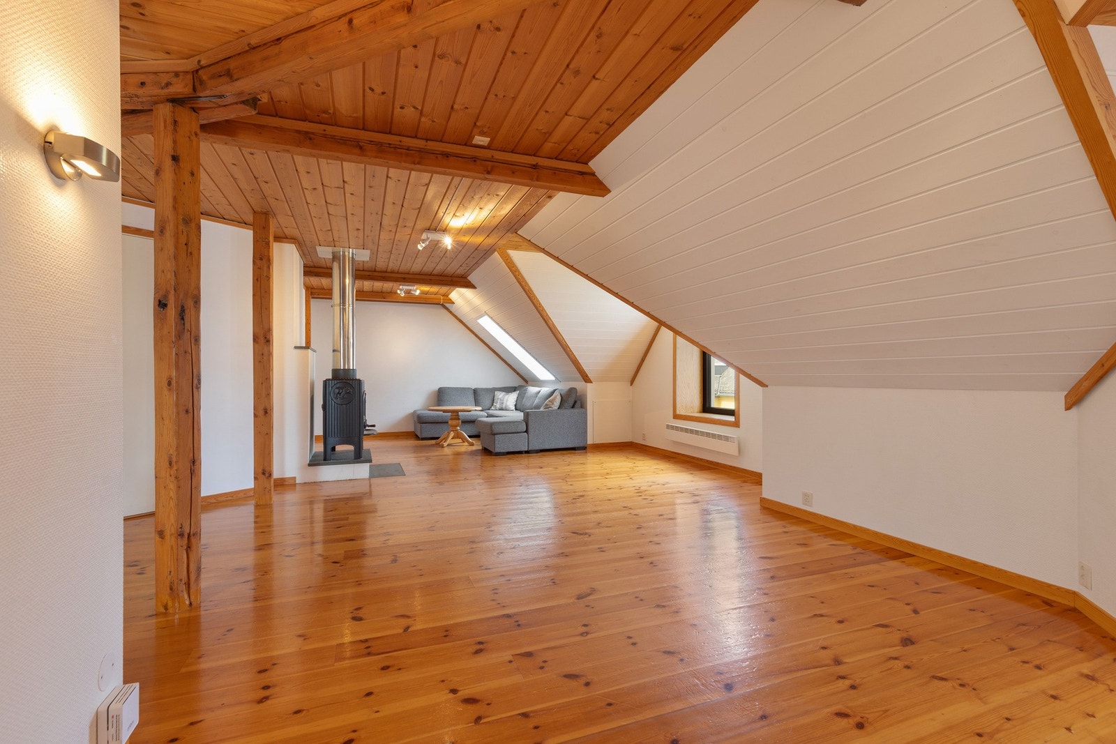 Kjøper oppfordres til å sette seg særlig inn i prospektets punkt "brukstillatelse/ferdigattest" som omhandler husets byggesakshistorikk og kommunale opplysninger. Galleribilde