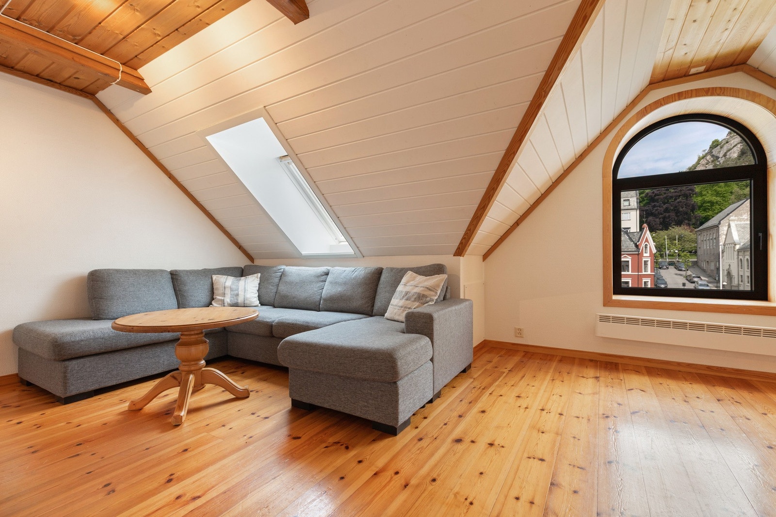 Store vindusflater slipper inn mye dagslys. Galleribilde