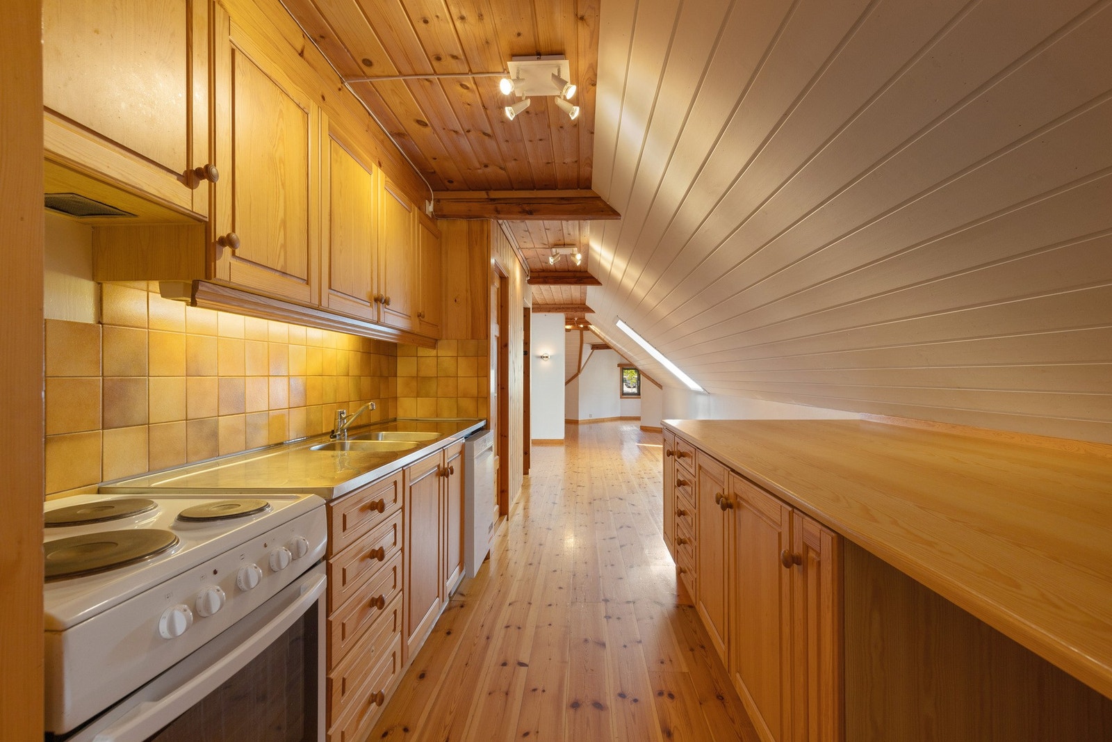 Kjøkkenet har benkeplaten er av laminat og metall med innfelt vask. Galleribilde