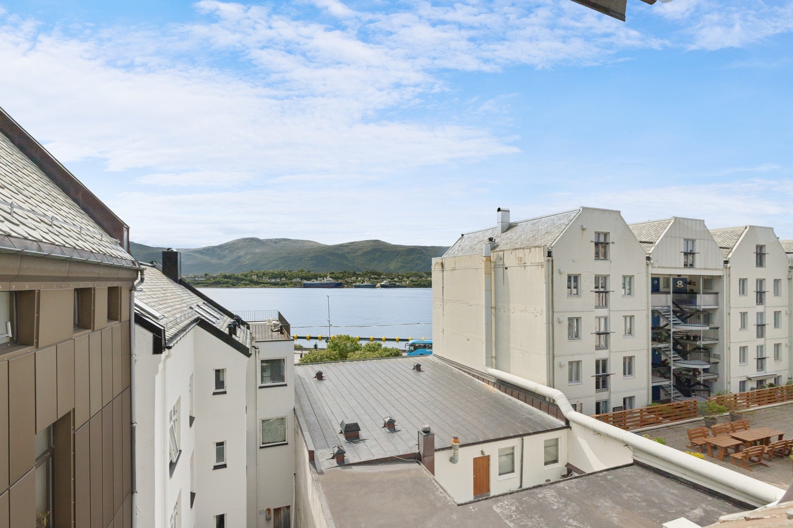 Utsikt fra soverom 1. Leiligheten har sentral beliggenhet i hjertet av Ålesund. Galleribilde