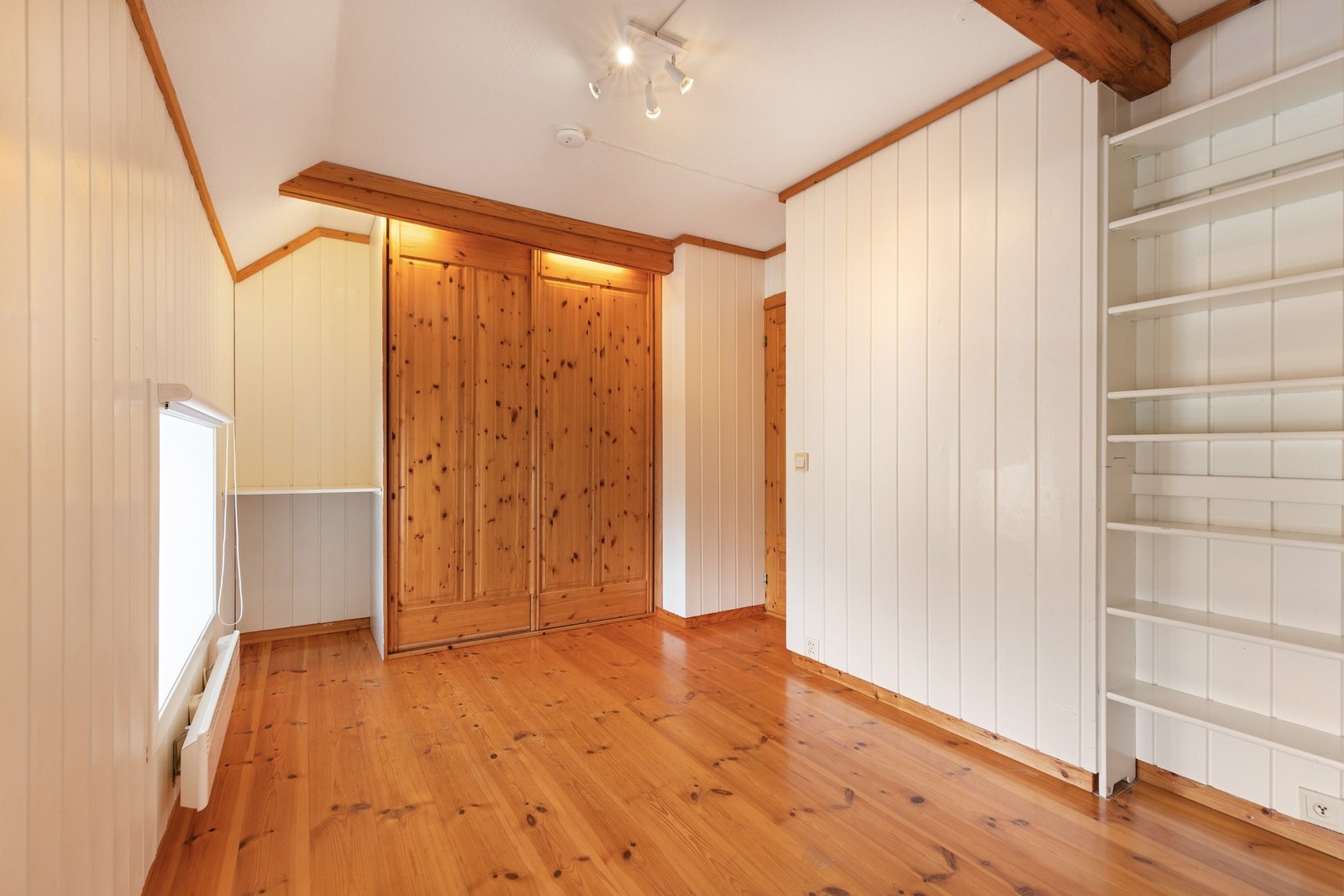 Arbeidsrom/kontor. Her er det montert skyvedørsgarderobe. Galleribilde