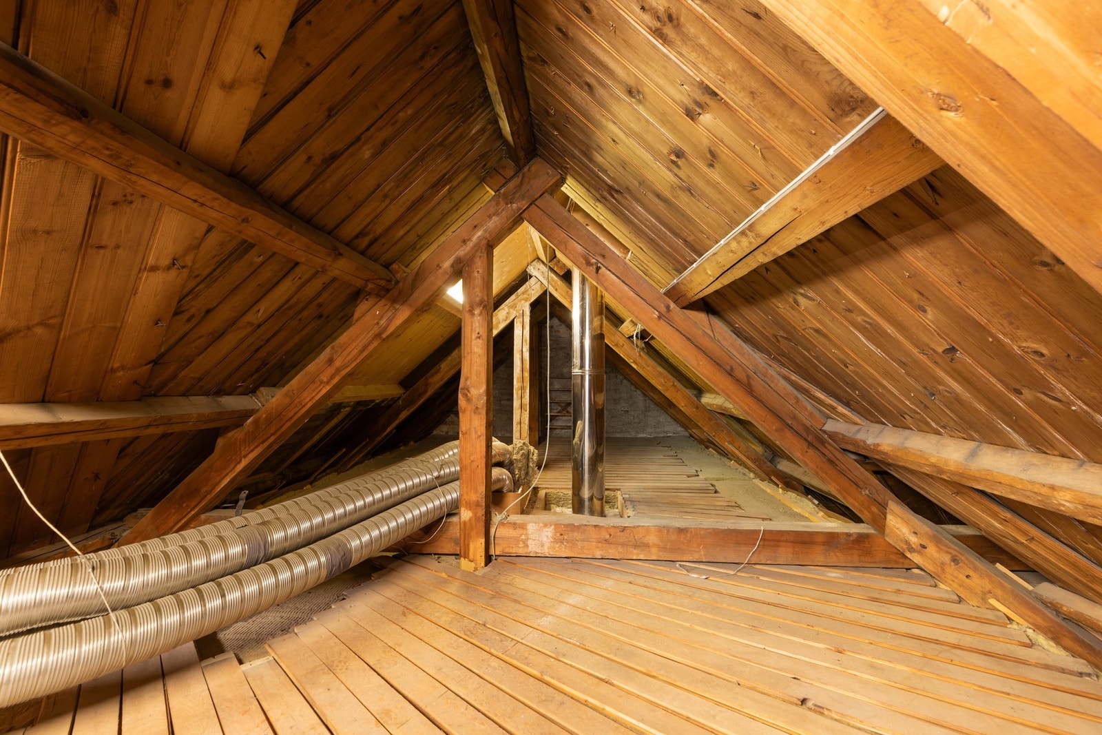 Loft som tilhører leiligheten. Rør kan fjernes da de ikke lenger er i bruk. Galleribilde