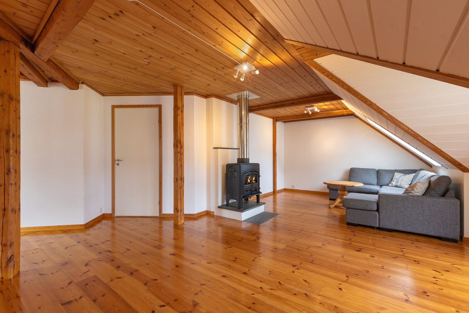 Det er montert vedovn på stue. Galleribilde