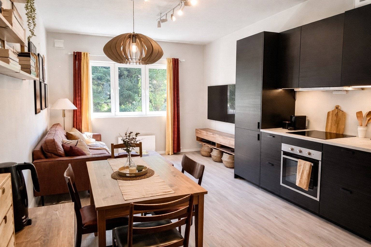 Åpent mot stuen, noe som gir en sosial sone perfekt for både hverdag og sammenkomster. Galleribilde