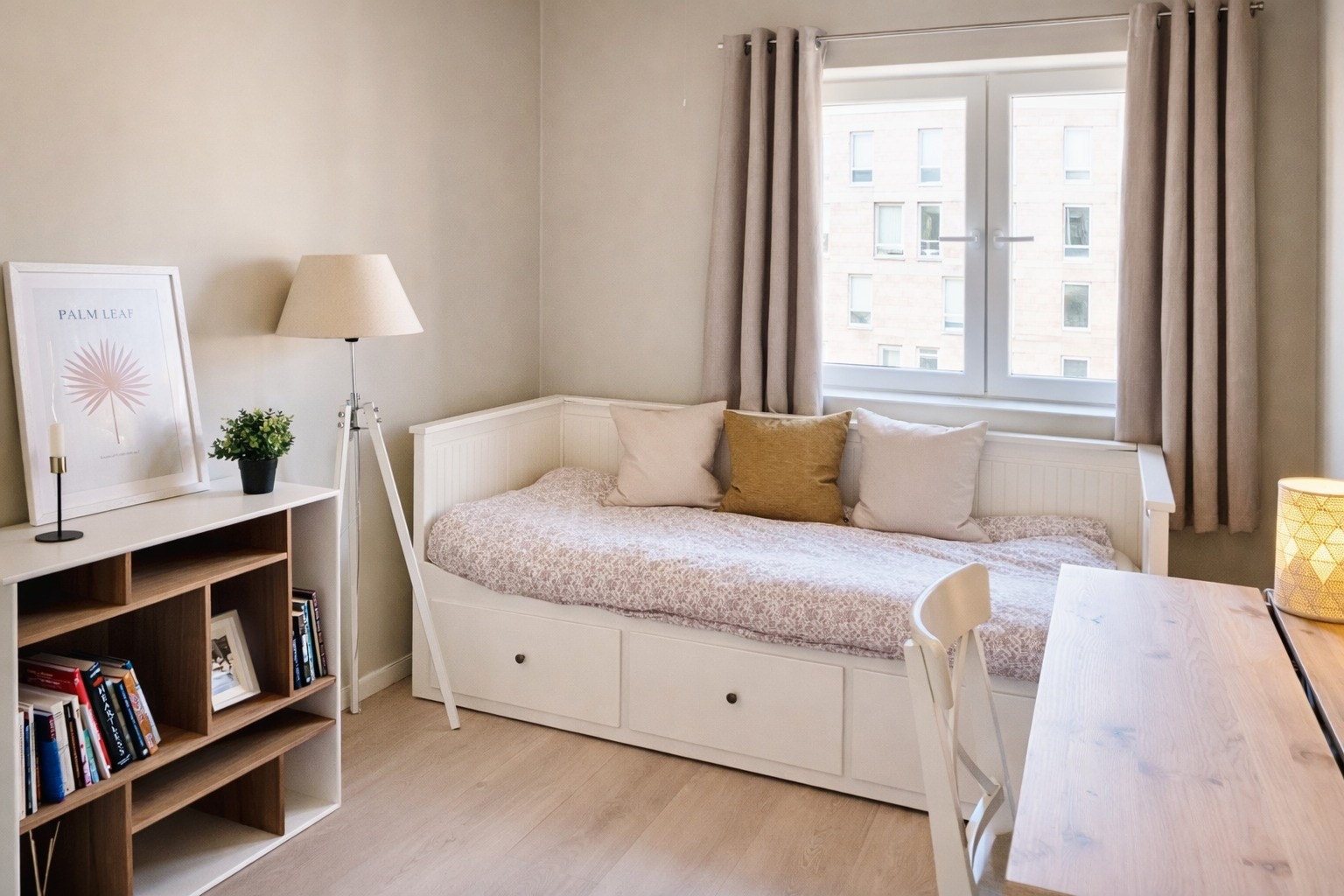 Leilighetens andre soverom er også romslig og passer ypperlig som barnerom, gjesterom eller kontor. Galleribilde