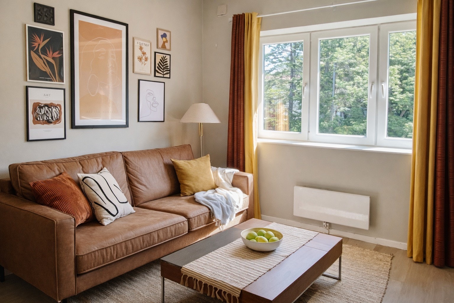 Gjennomgående utforming gir god romfølelse, naturlig flyt og rikelig dagslys gjennom hele dagen. Galleribilde