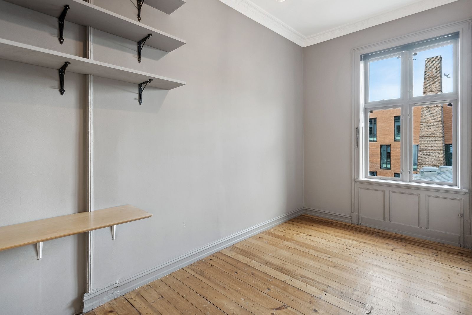 Soverom ligger like ved stuen. Plassbygde hyller og stor garderobe med god plass. Galleribilde