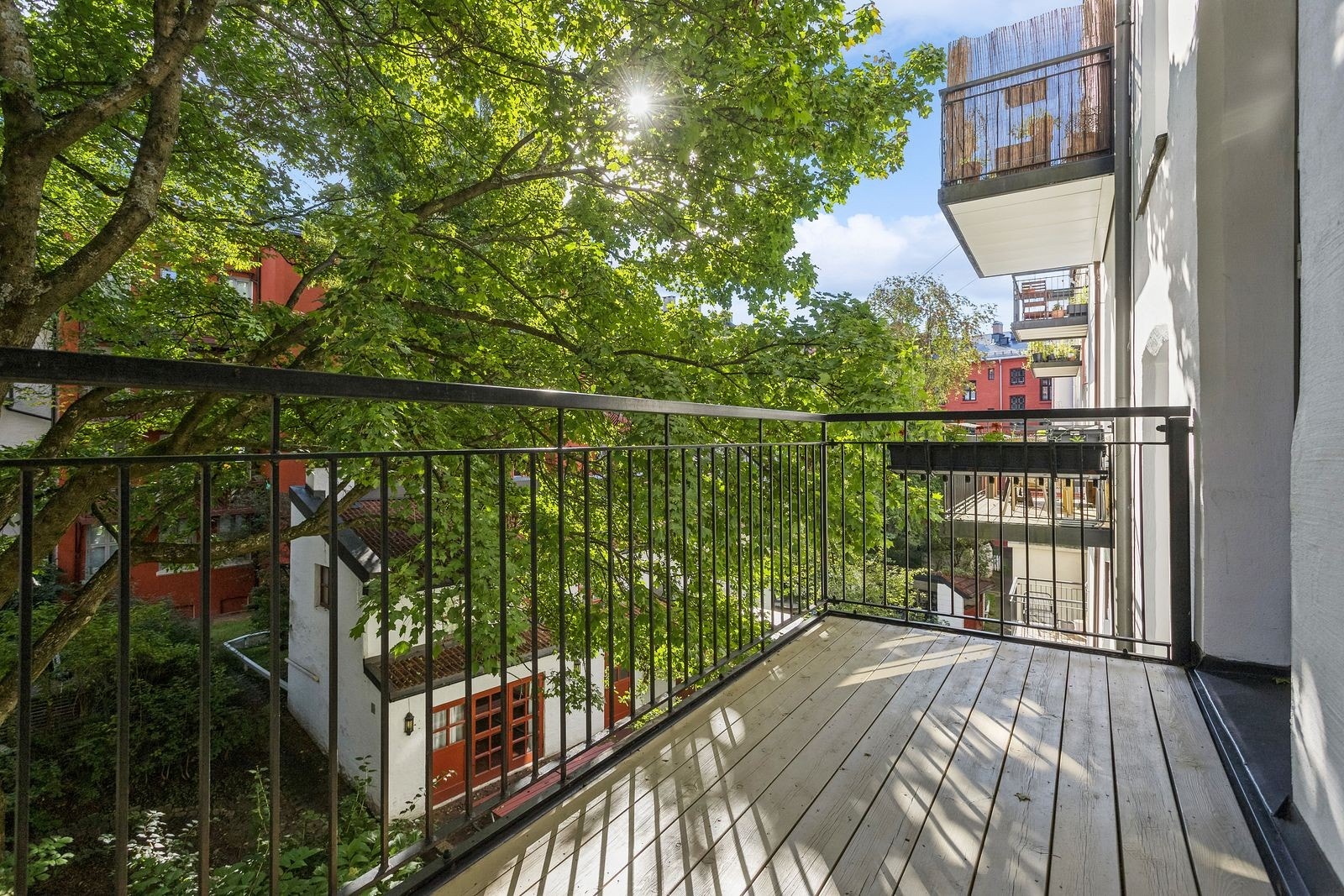 Balkongen ligger vendt mot en svært hyggelig og frodig bakgård. Galleribilde