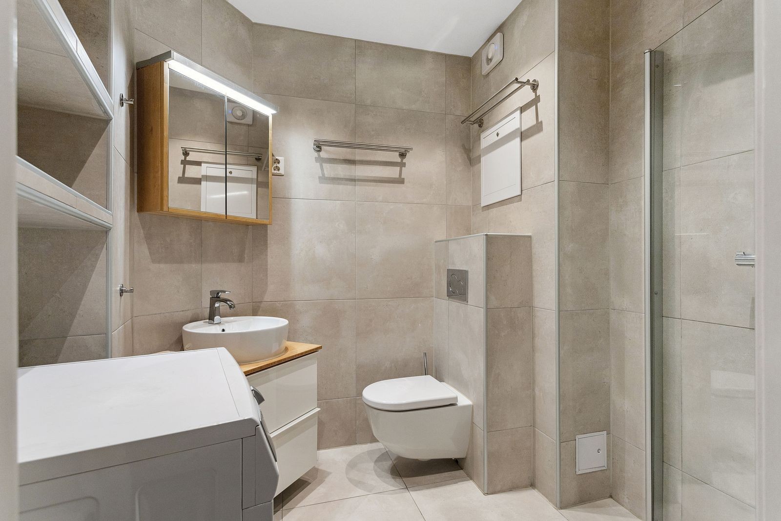 Nyere flislagt bad med gode oppbevaringsmuligheter. Galleribilde