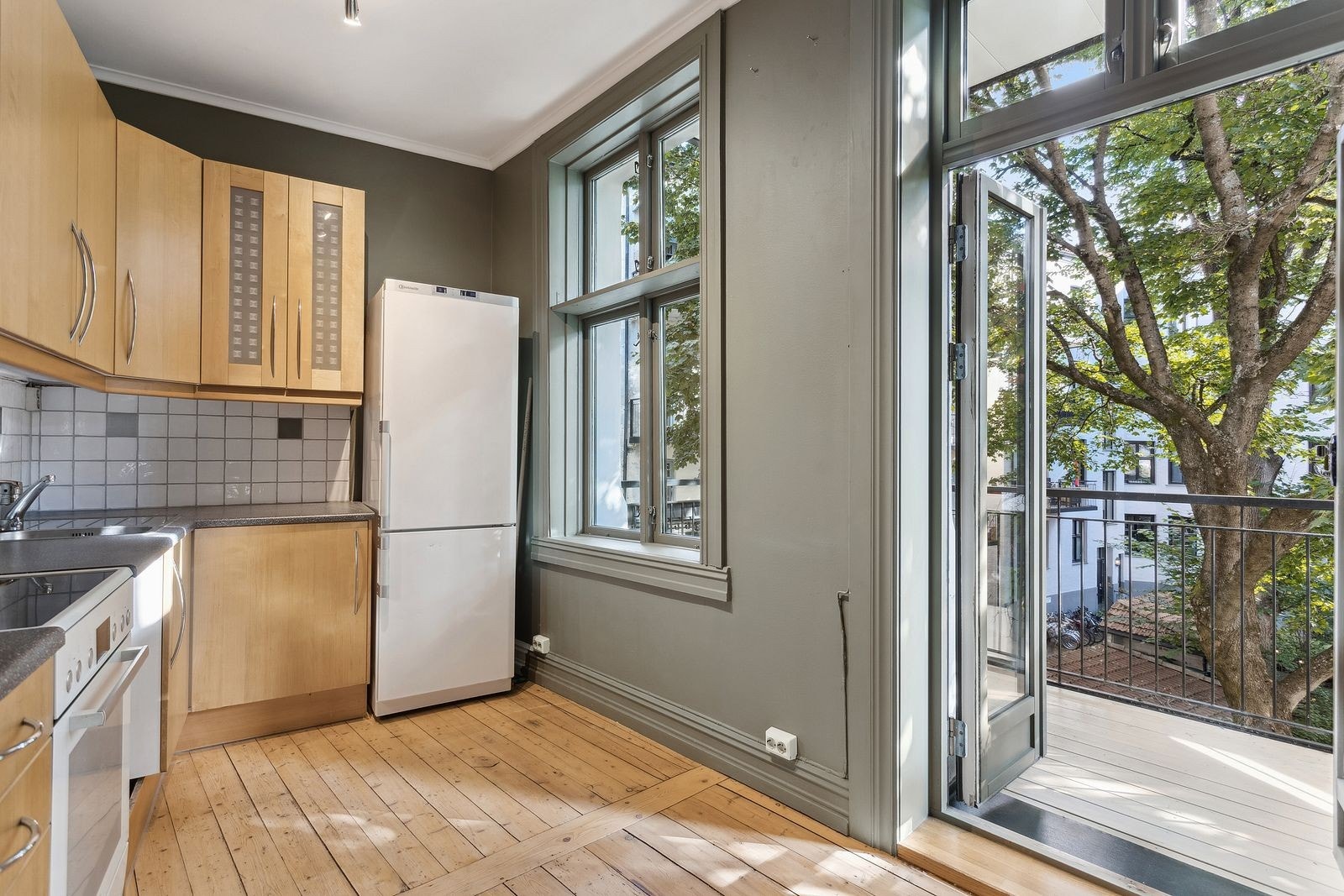 Svært romslig kjøkken med god plass til å lage mat. Det er også plass bord. Galleribilde