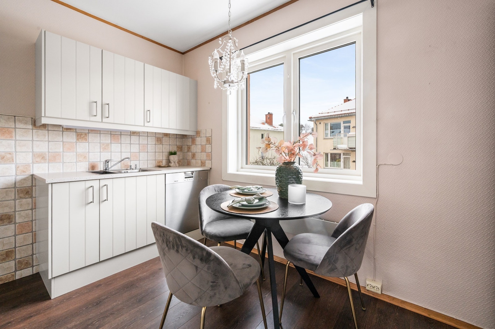 Trivelig spiseplass ved vinduet - perfekt for frokosten! Galleribilde