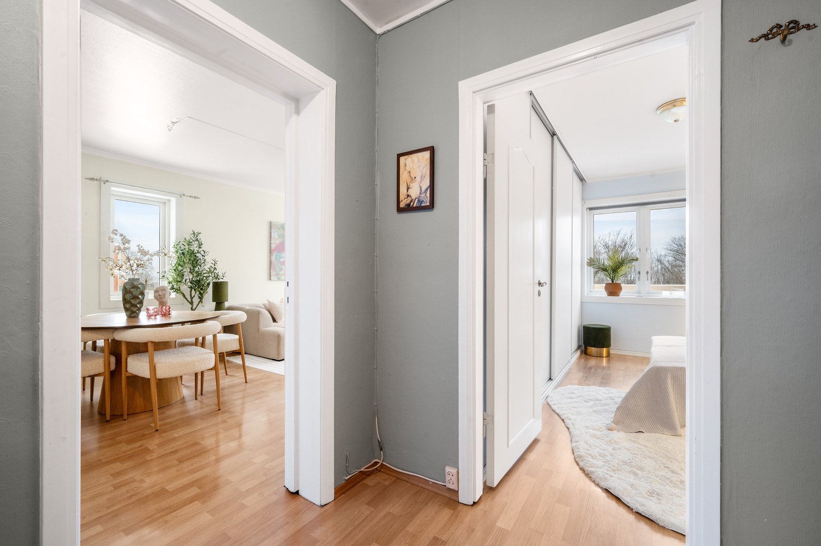 Allerede i entréen kommer den gjennomgående planløsningen til sin rett, med lys fra begge sider. Galleribilde