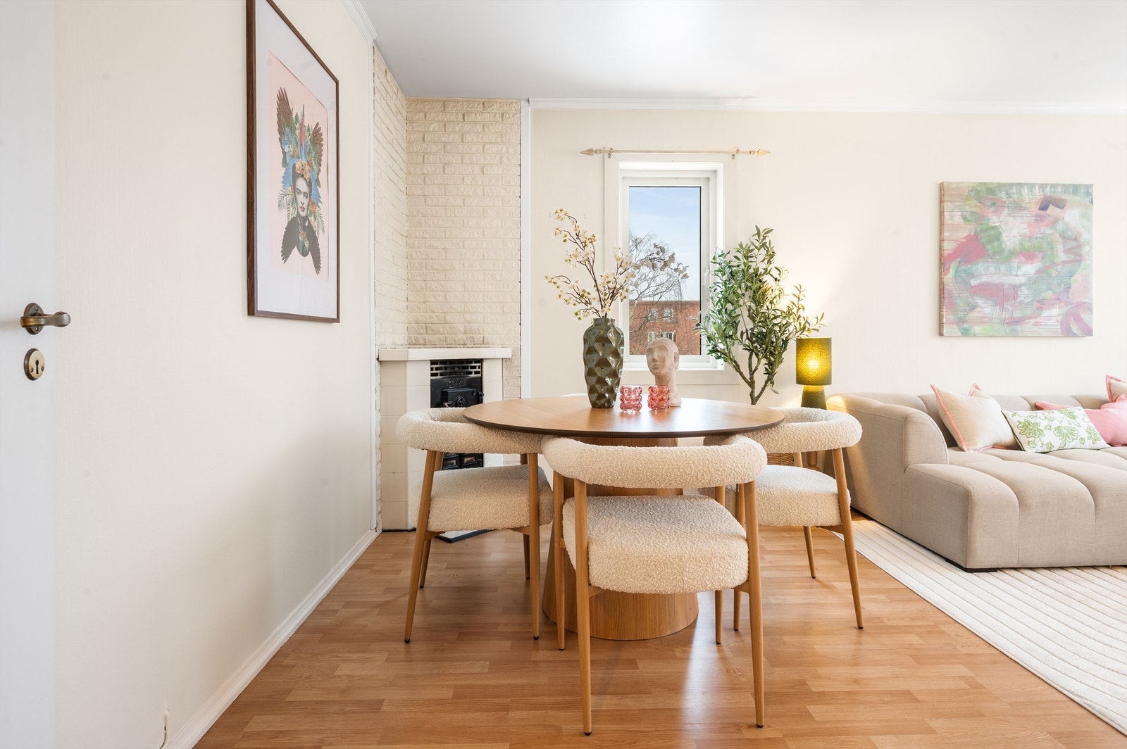 En spiseplass som tåler både hverdagsliv og de hyggelige anledningene man helst vil strekke ut. Galleribilde