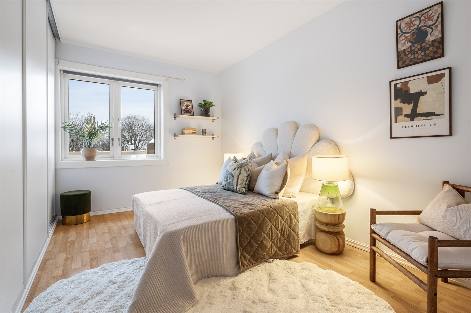 Soverommet fremstår som romslig og innbydende, med god plass til både seng, nattbord og oppbevaringsløsninger. Galleribilde