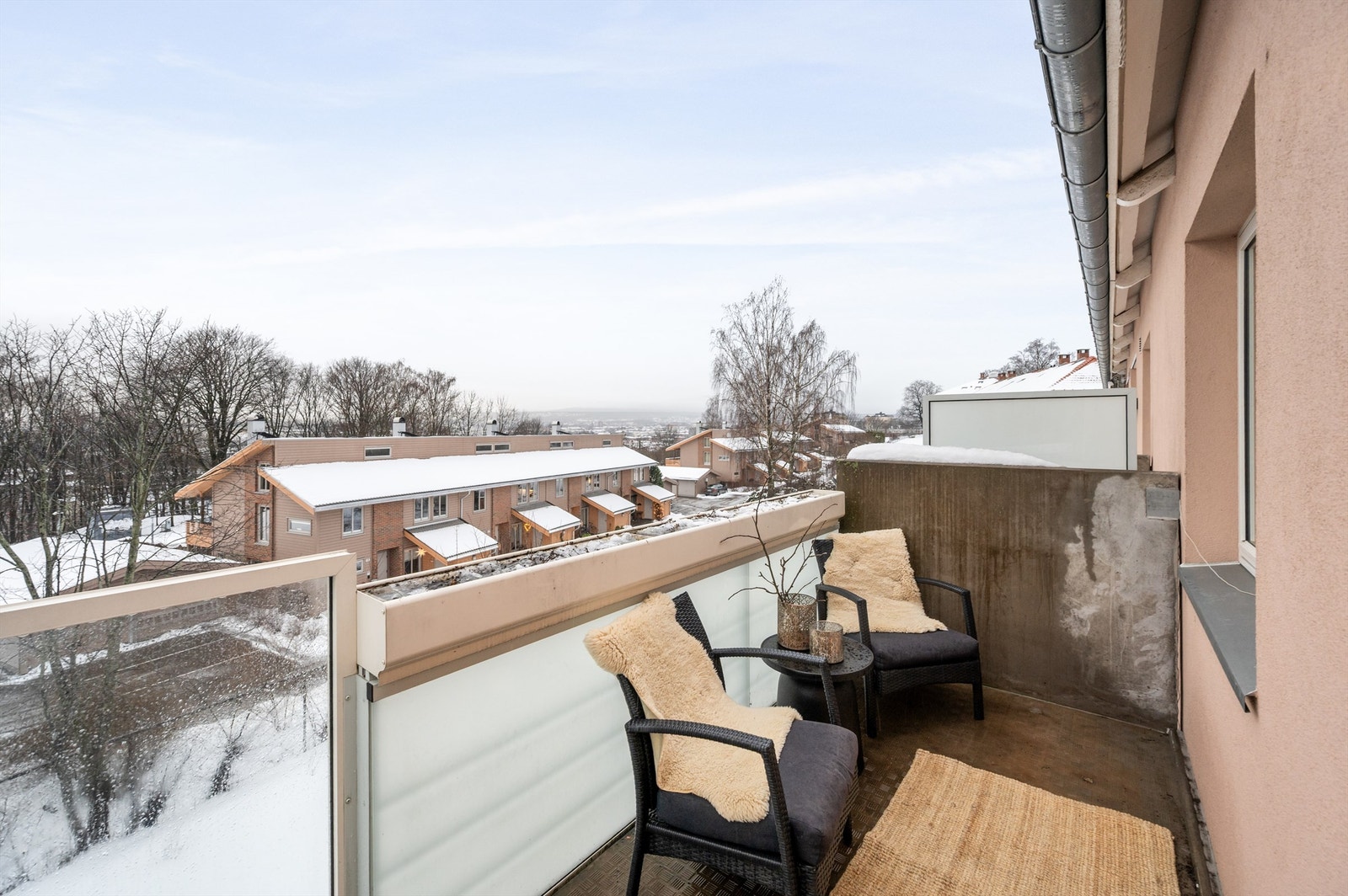 Den vestvendte balkongen på 6 m² er en skjermet og privat uteplass med gode solforhold. Galleribilde