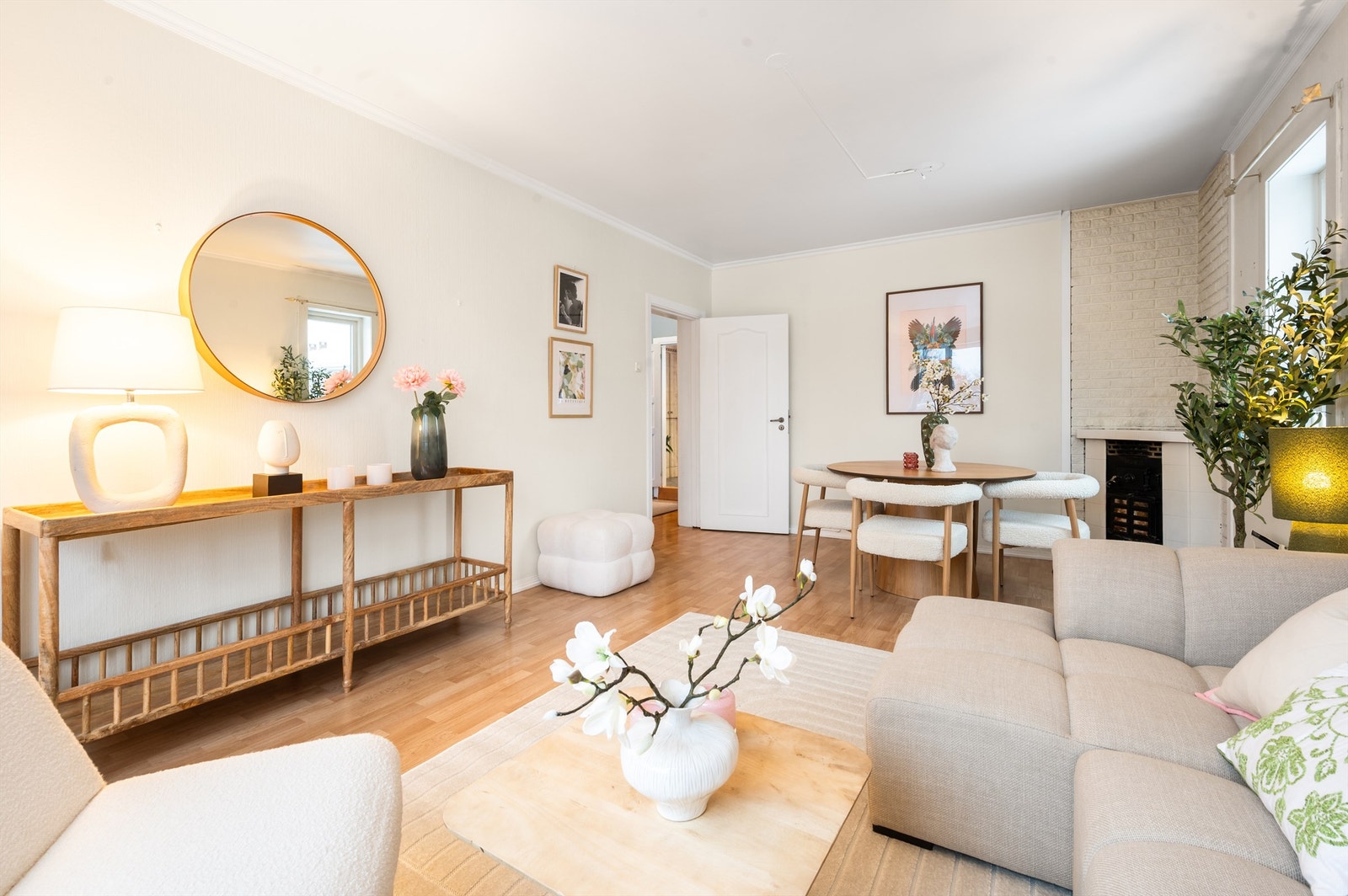 Rommet har god plass til både sofagruppe og en egen spisesone. Galleribilde