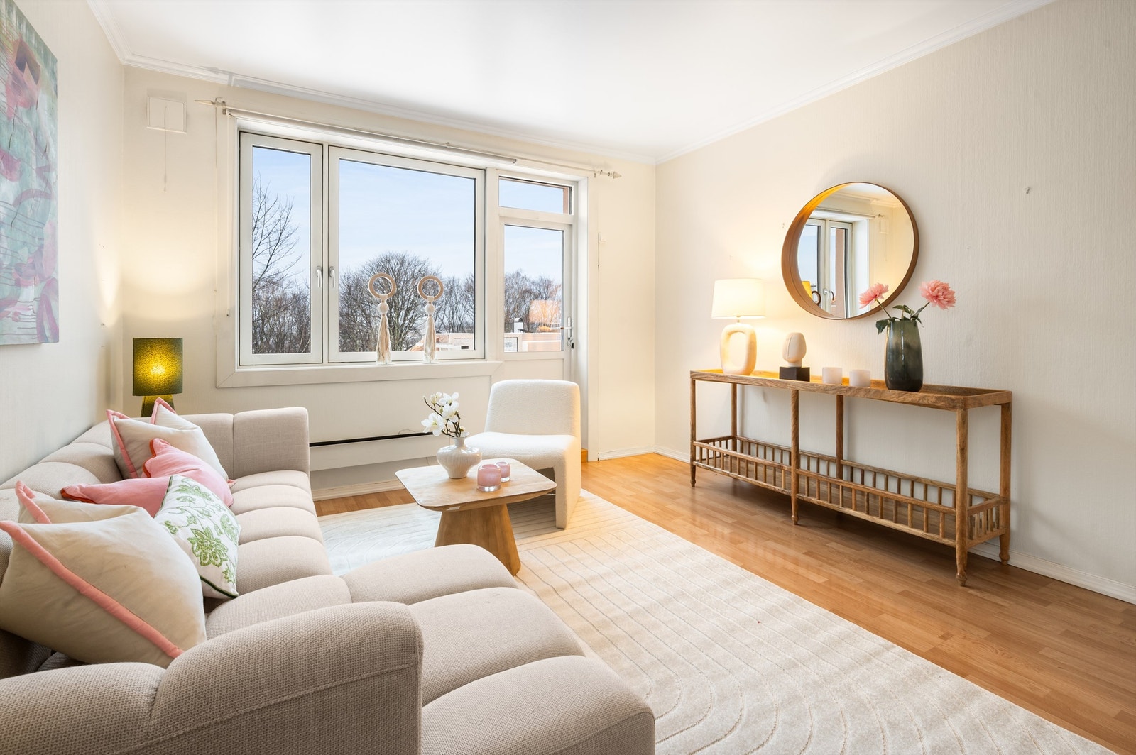 Stuen har direkte utgang til vestvendt balkong, som gir en naturlig forlengelse av oppholdsrommet. Galleribilde