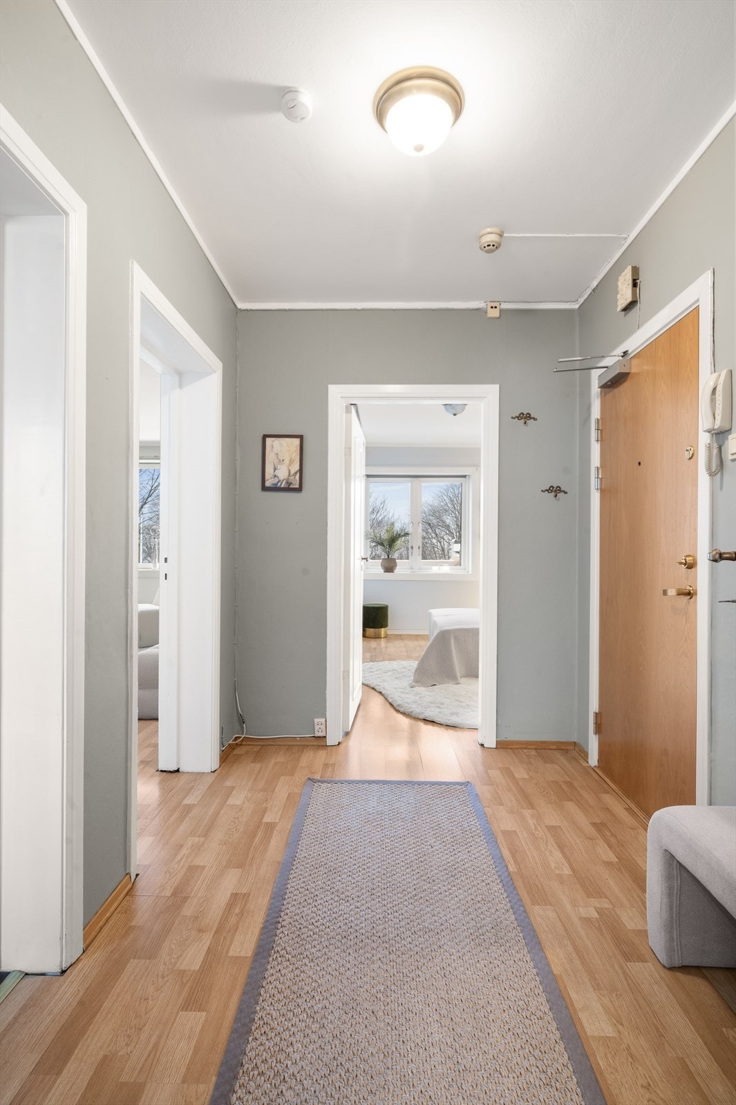 Velkommen inn! Entréen gir et godt førsteinntrykk og har adkomst til alle boligens rom. Galleribilde