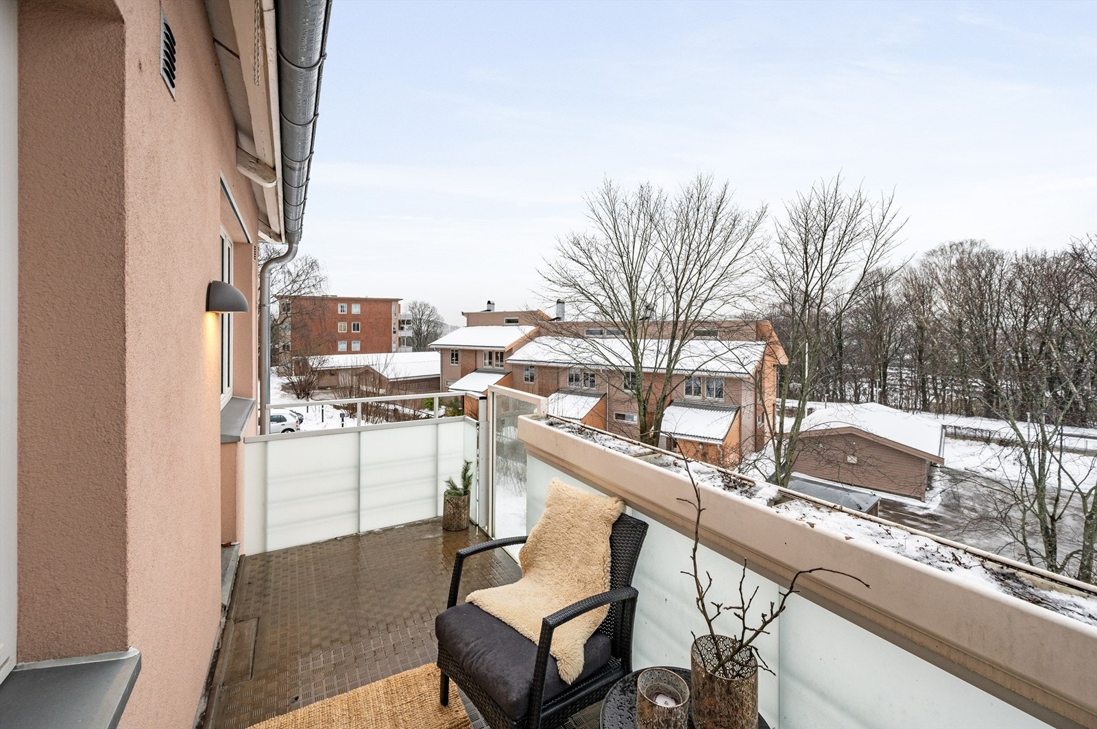 Balkongen fungerer som en naturlig forlengelse av stuen i sommerhalvåret. Galleribilde