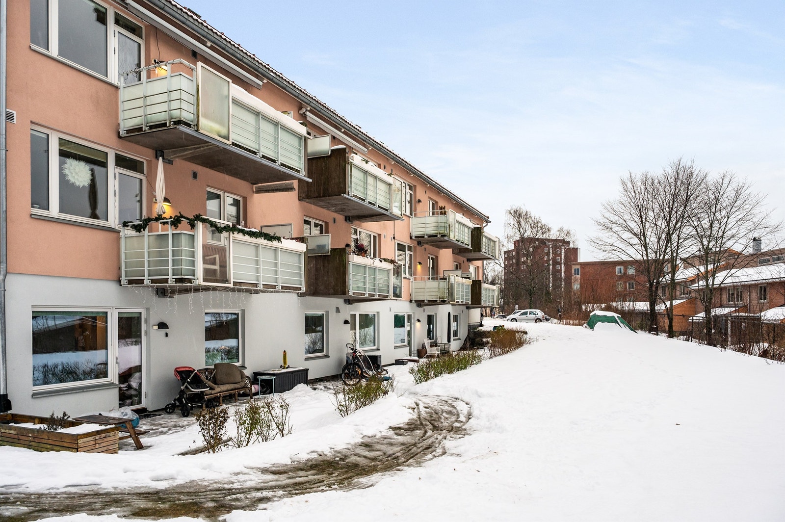 Bygget er del av et veletablert borettslag. TV og internett er inkludert i felleskostnadene. Galleribilde