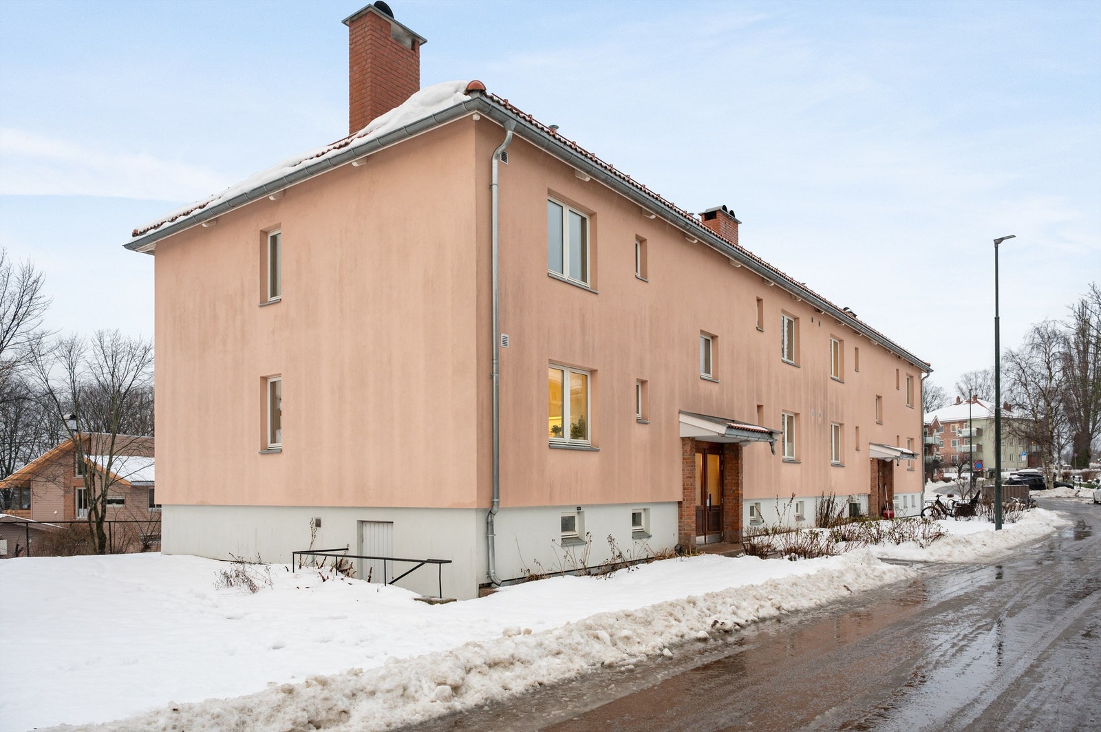 Eiendommen ligger usjenert til i en rolig blindvei på idylliske Keyserløkka. Galleribilde