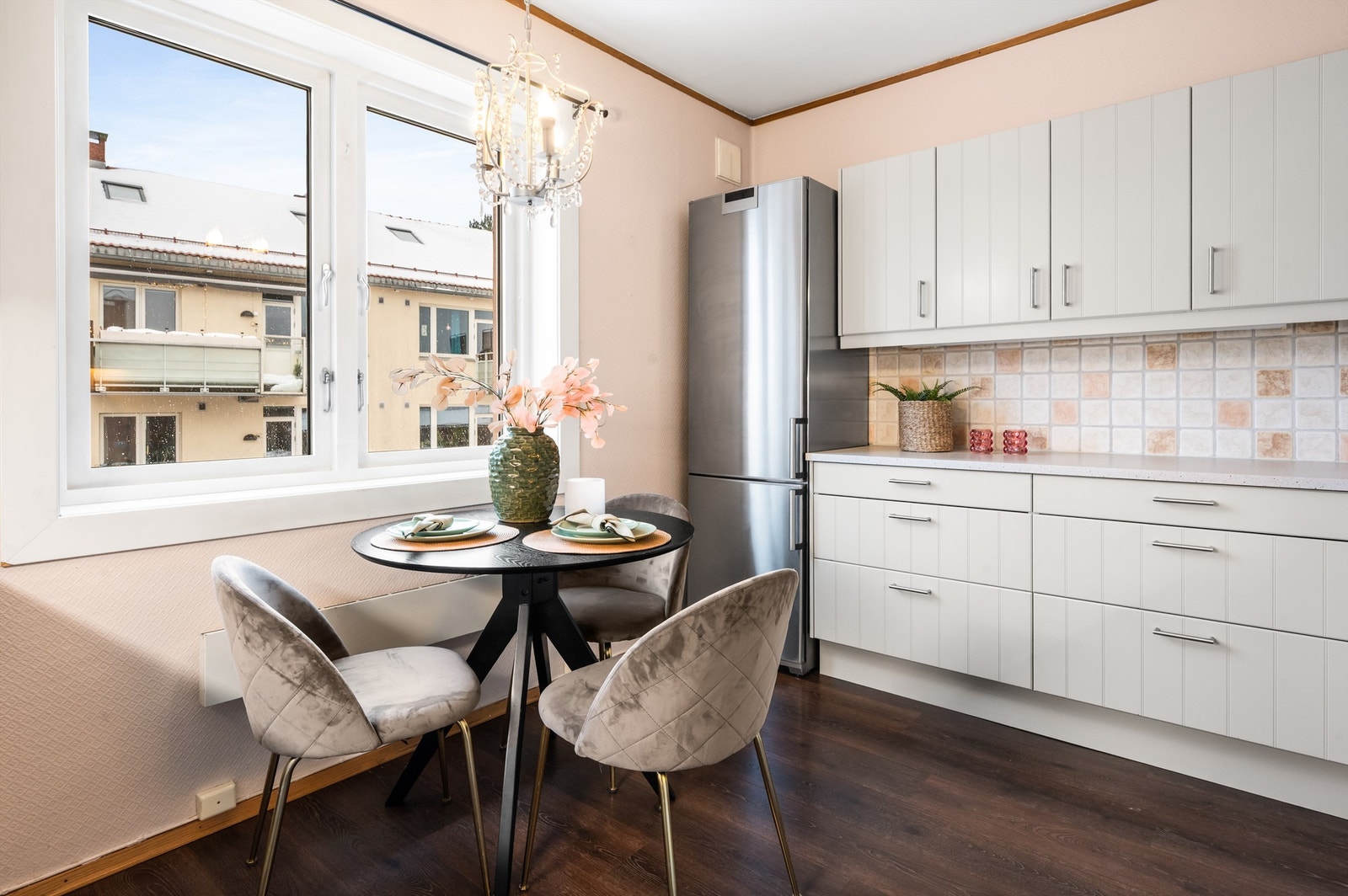 Kjøkkenet er innredet med Norema kjøkkeninnredning og lyse fliser over benk. Galleribilde