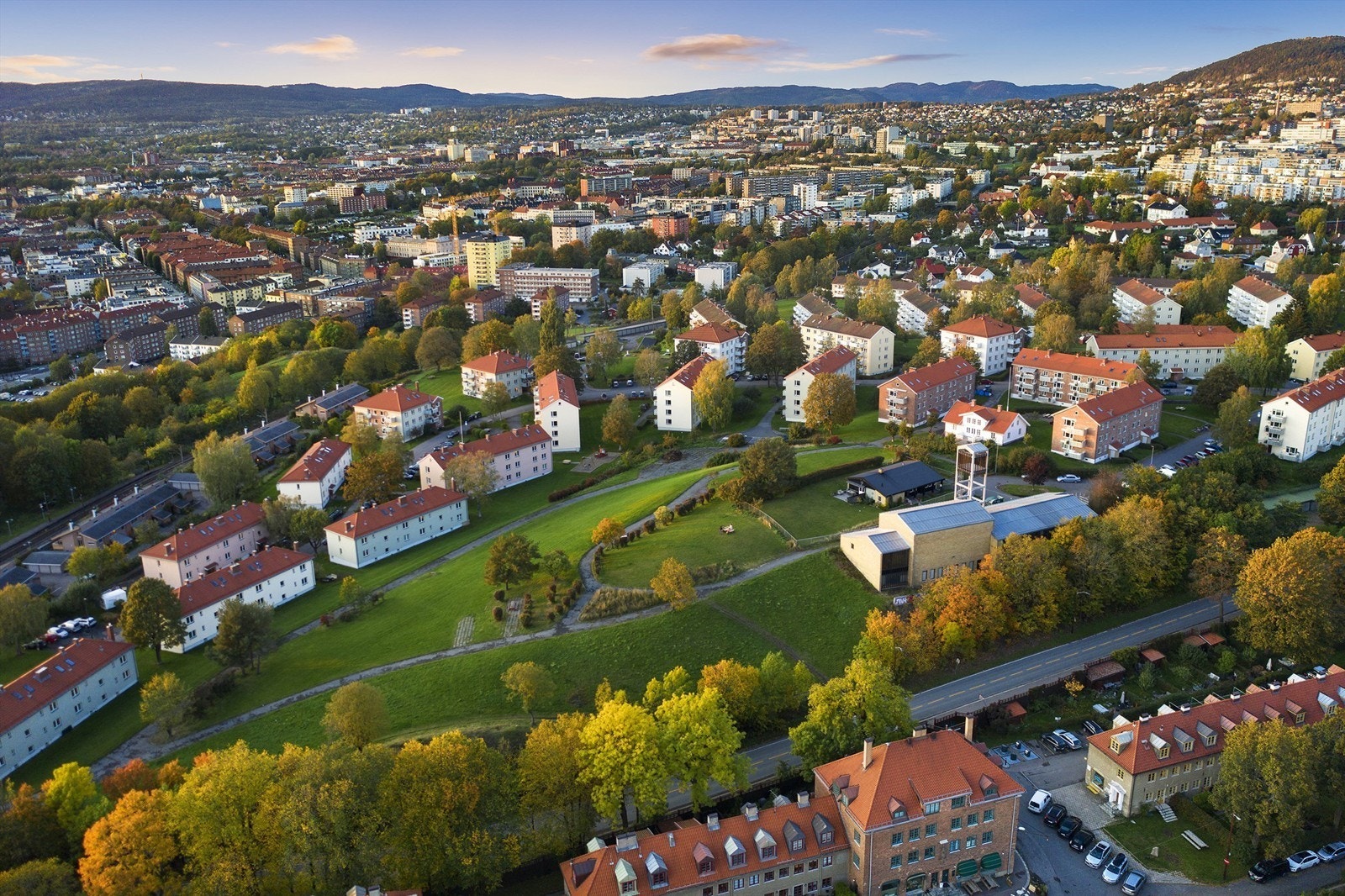 Det er kort vei til offentlig kommunikasjon - busser i Grenseveien og Økernveien like ved, Hasle T-bane, Carl Berner T-bane og Tøyen Togstasjon. Galleribilde