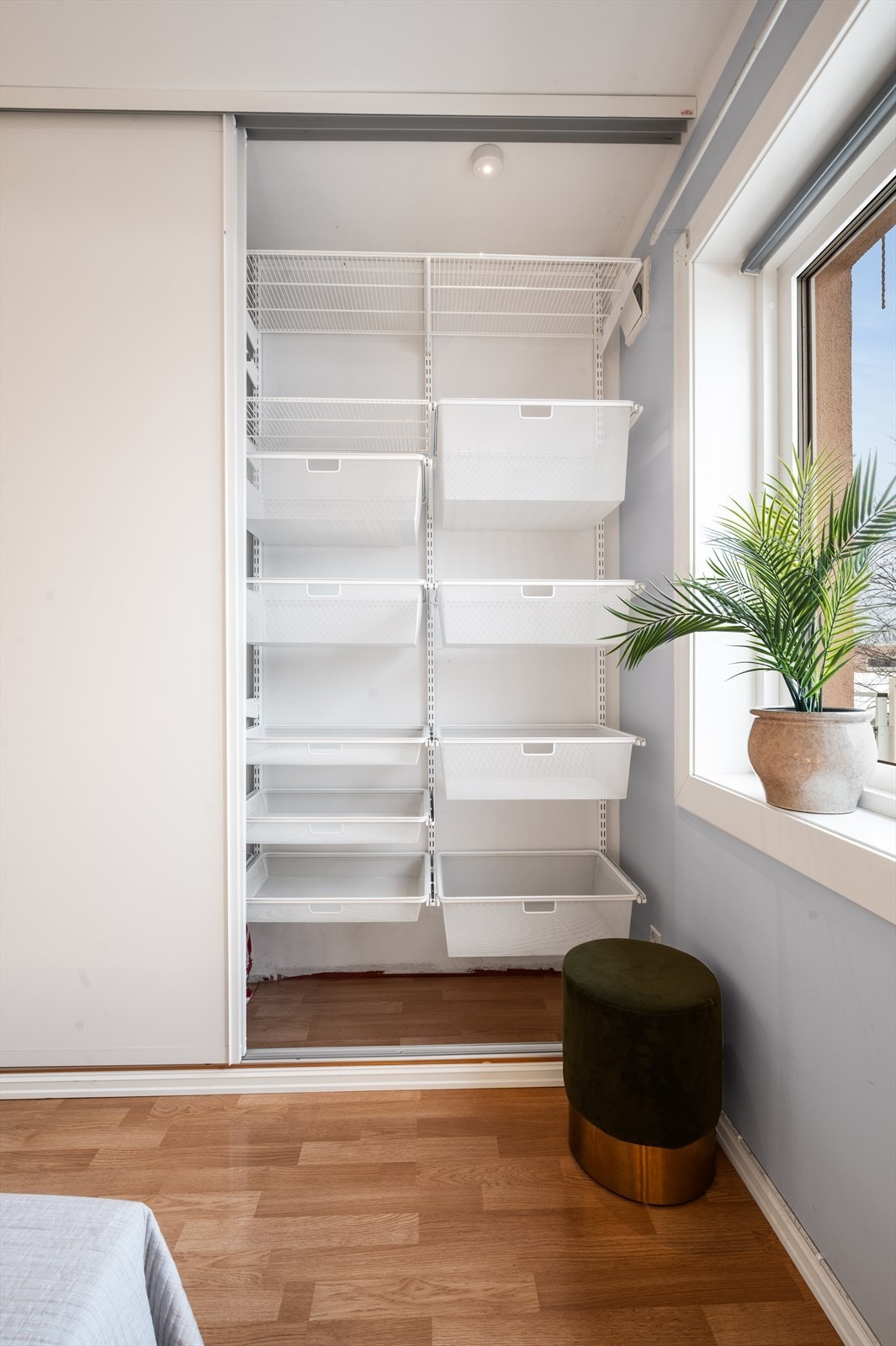 En romslig skyvedørsgarderobe med smart innredning gir gode oppbevaringsmuligheter. Galleribilde