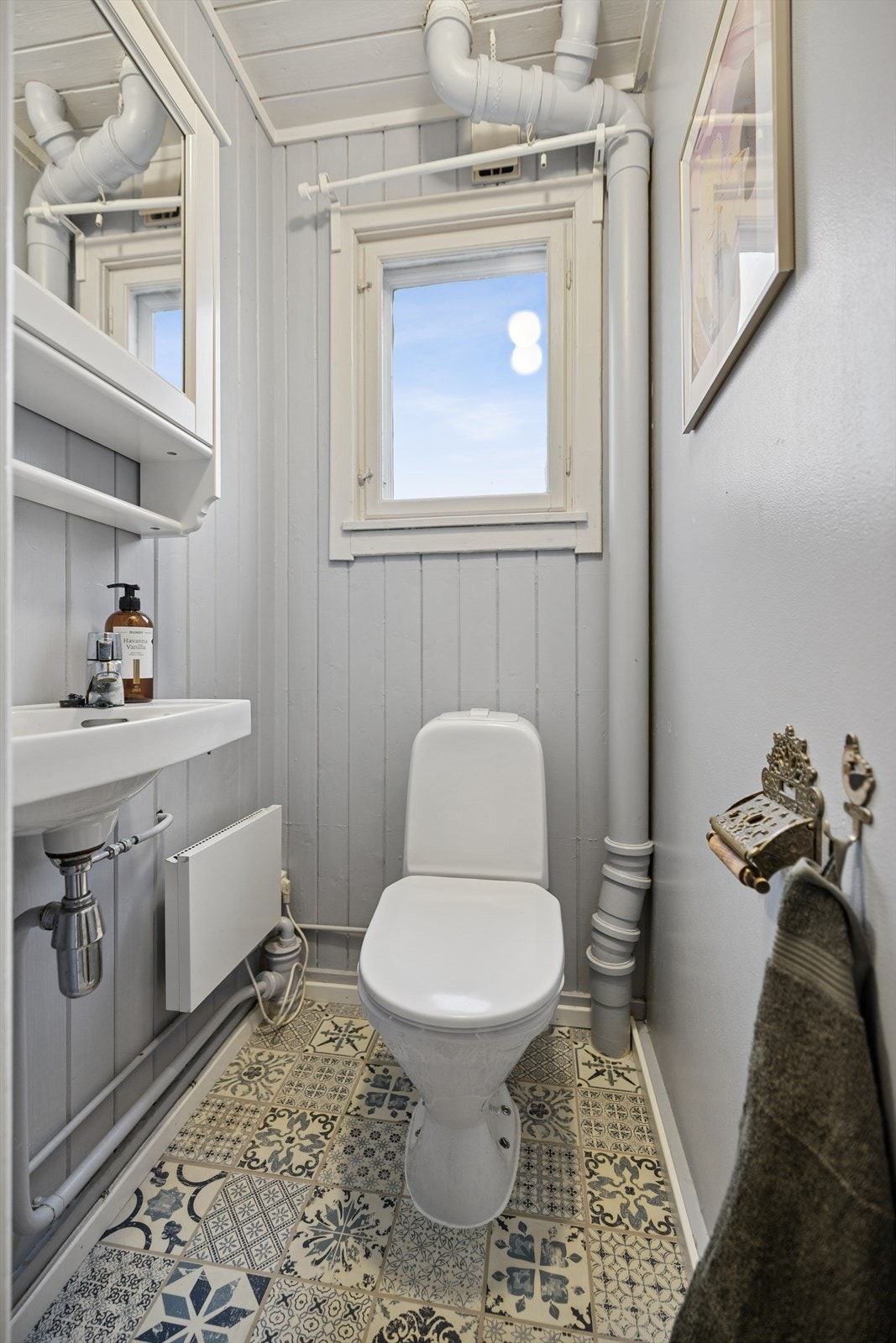 Toalettrom i første etasje med mønstrede gulvfliser. Galleribilde