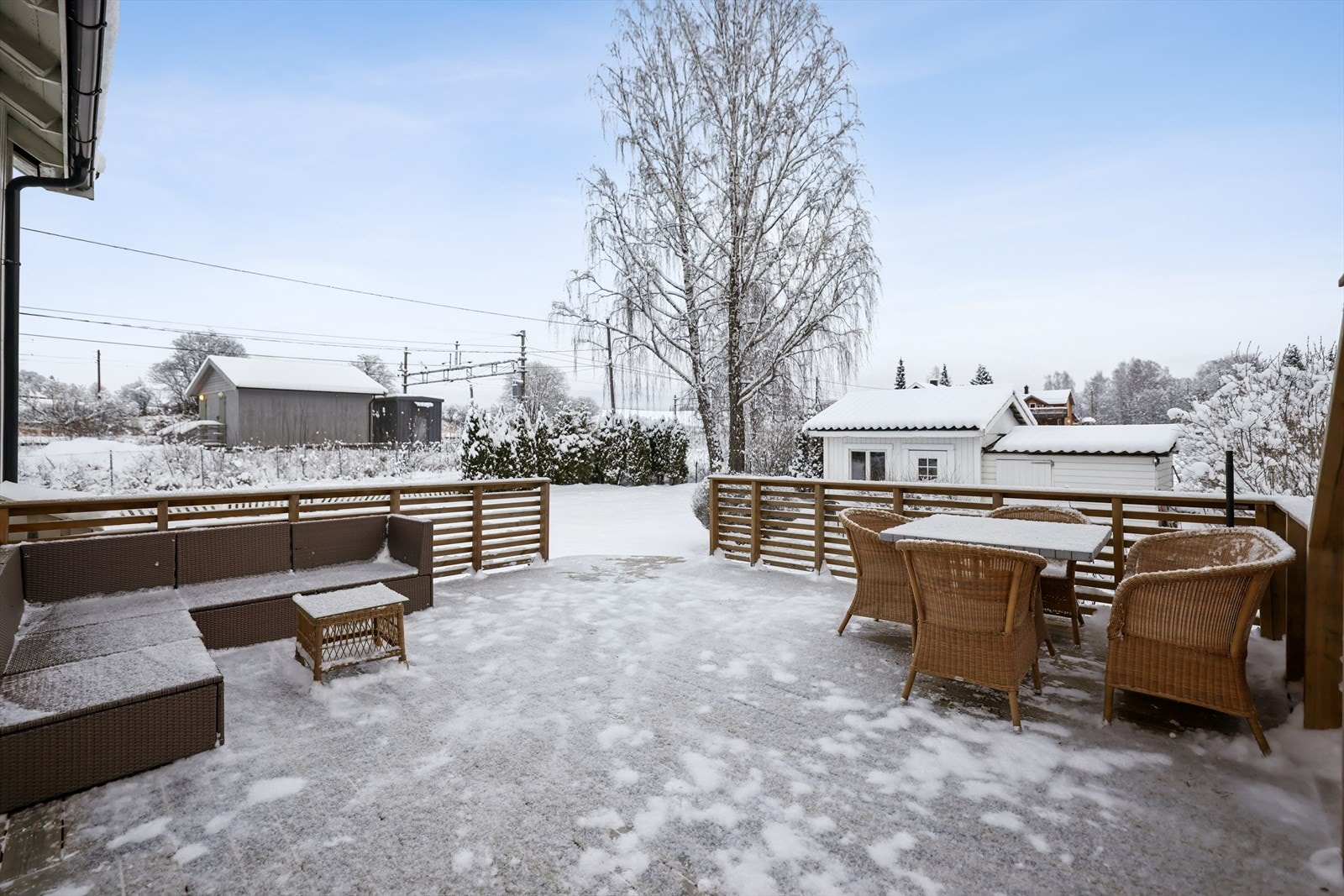Fra stuen er det utgang til en romslig terrasse med god plass til utemøbler. Galleribilde