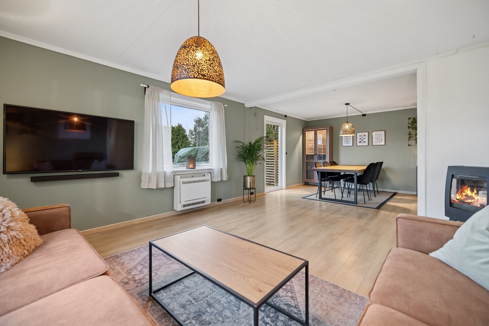 En lys og hyggelig stue som er malt i fine farger. Galleribilde