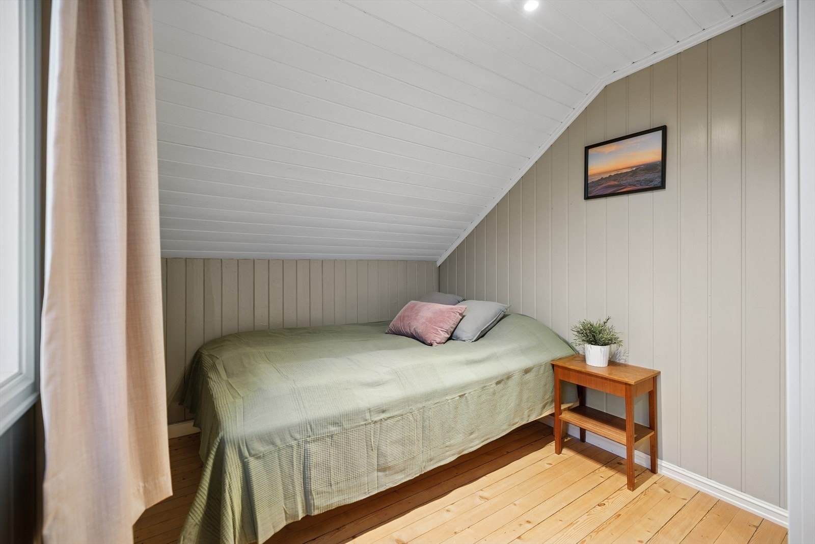 Kompakt soverom som også kan fungere som kontor eller lekerom. Galleribilde