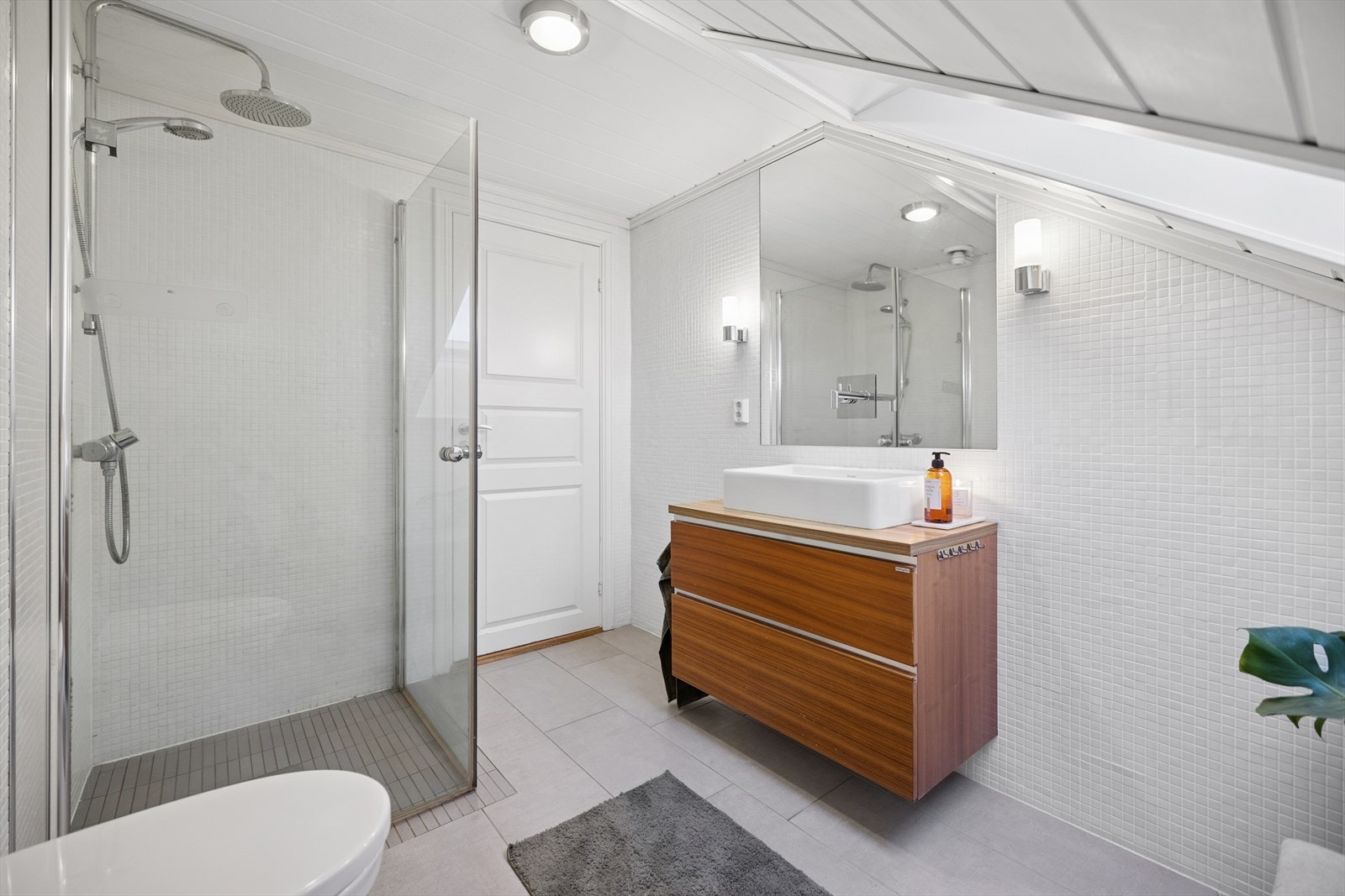 Delikat, flislagt bad i andre etasje med moderne innredning. Galleribilde