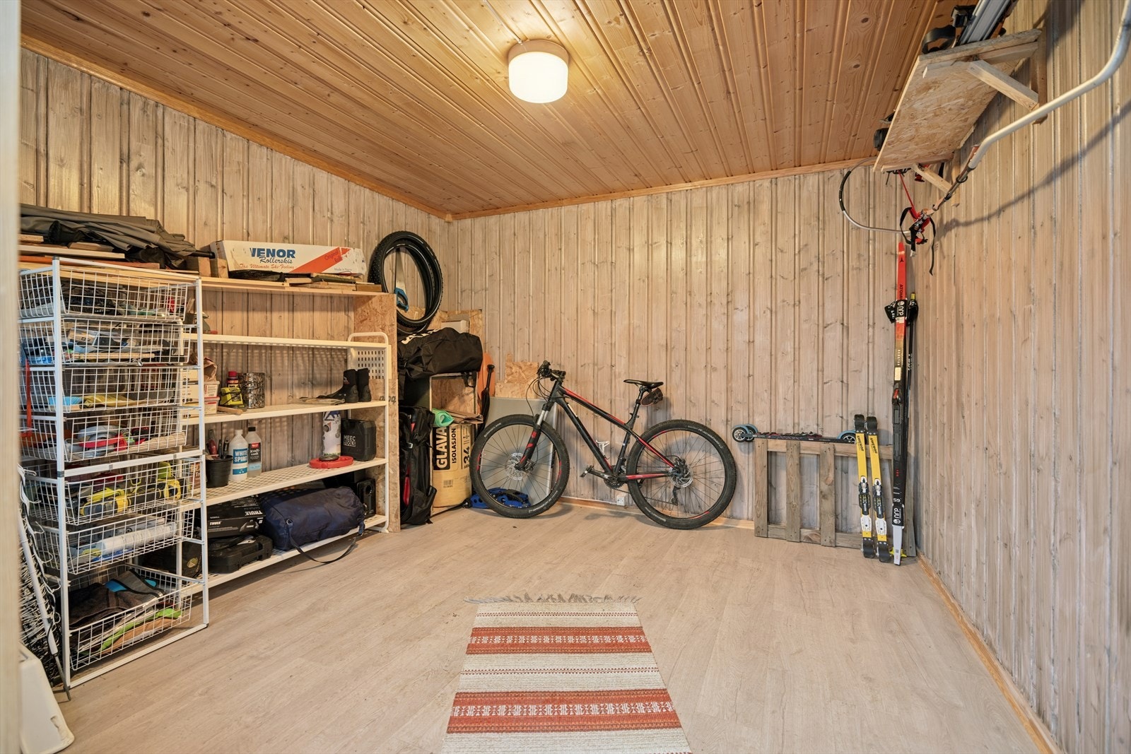 Annekset - perfekt for lagring av sportsutstyr og verktøy. Galleribilde