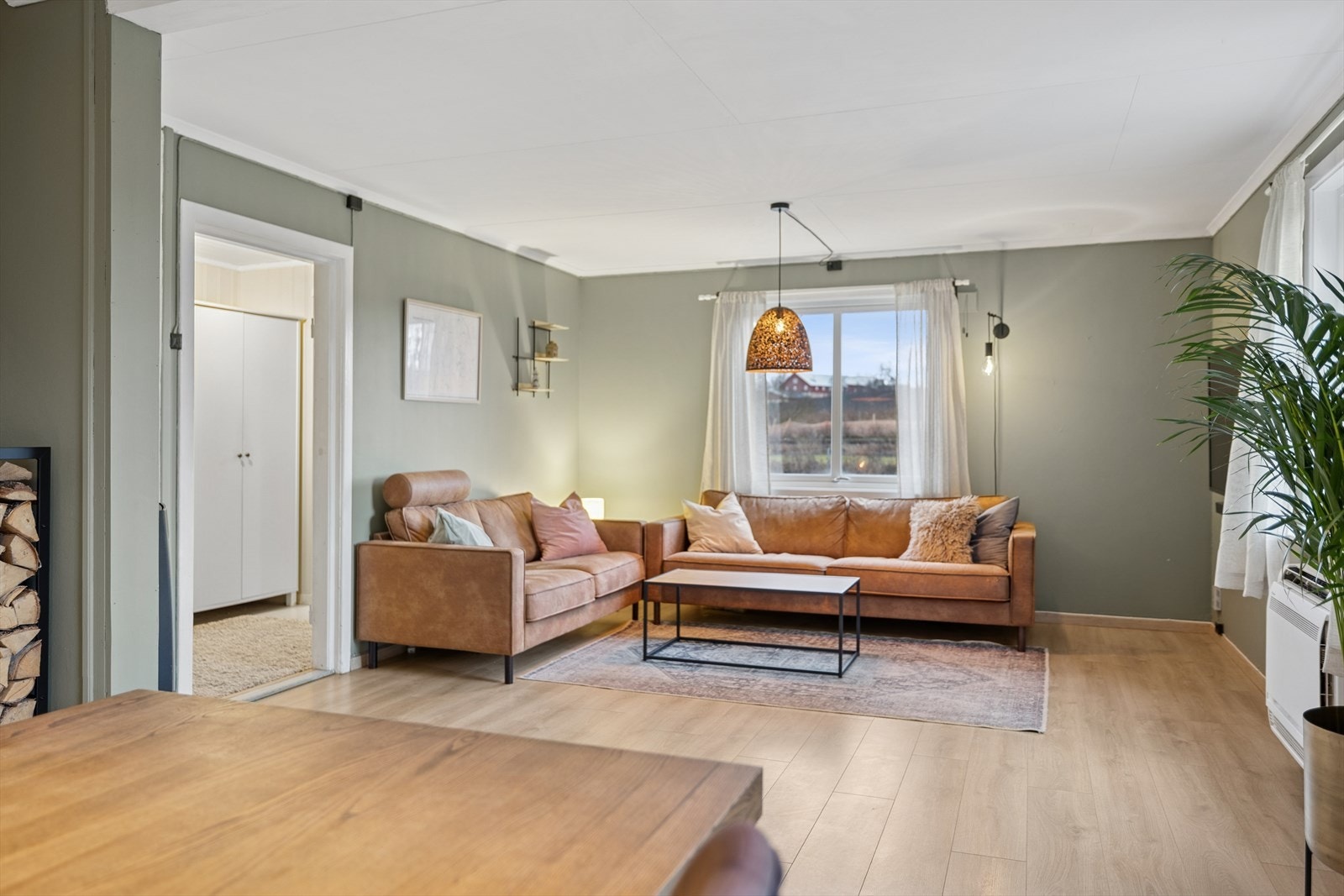 Stuedelen har god plass til en romslig sofagruppe. Galleribilde