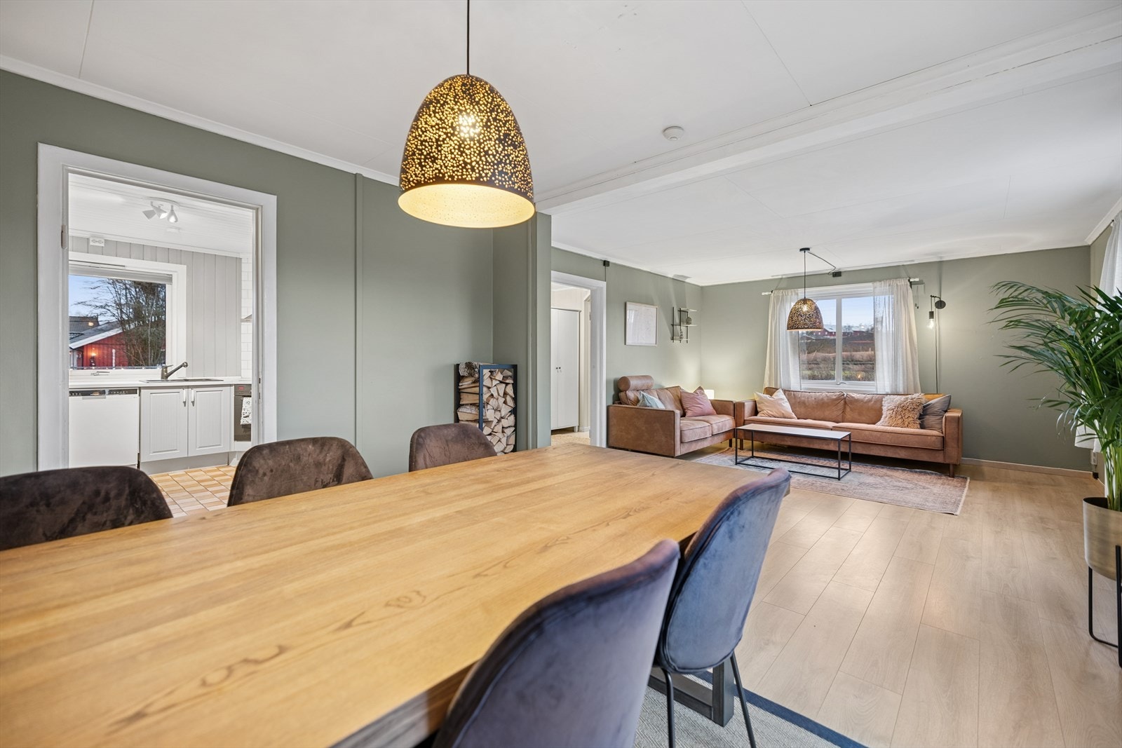 Fra spisestuen er det enkel adkomst til kjøkkenet. Galleribilde